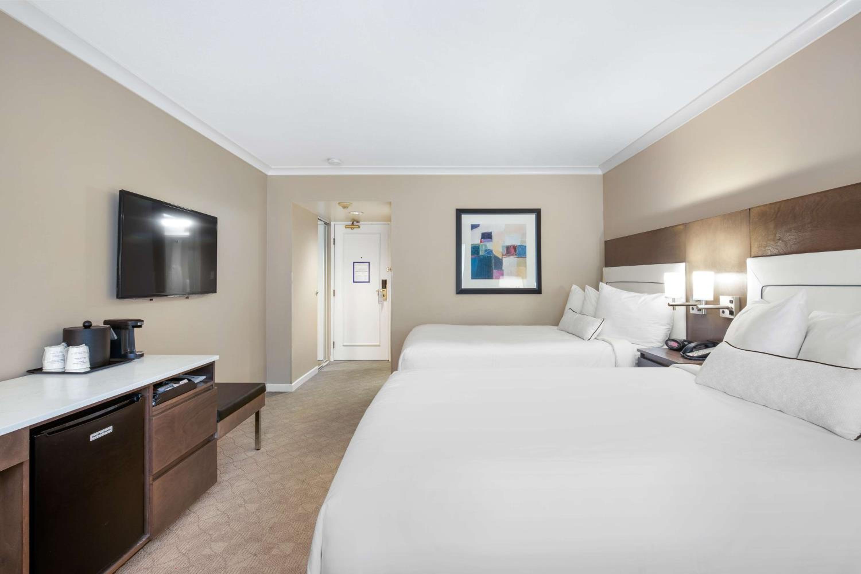 Queen Room with Two Queen Beds - Photo 2