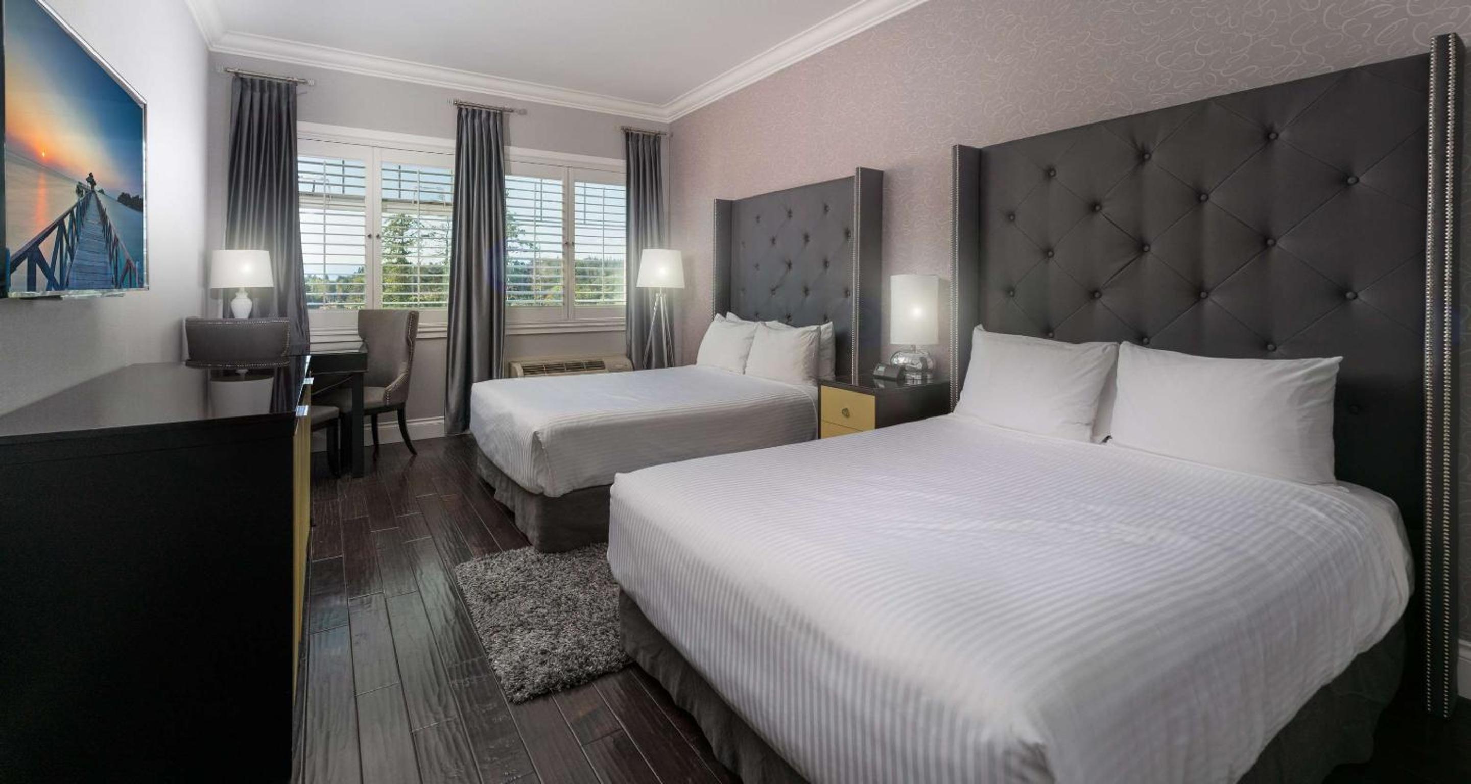 Queen Room with Two Queen Beds - Photo 3