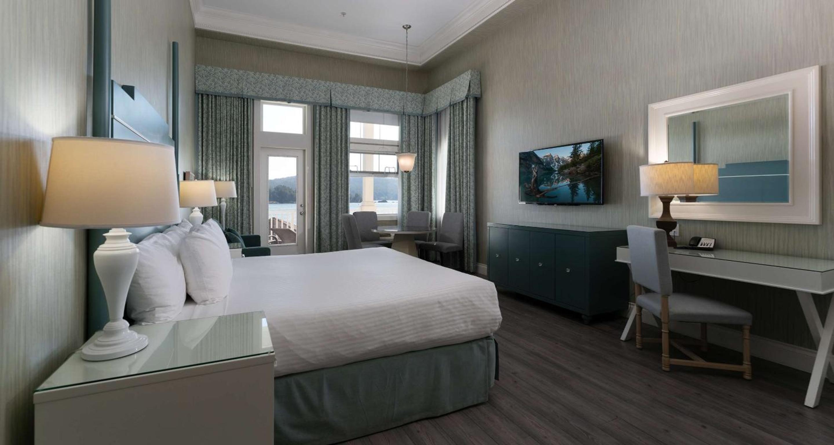 Junior King Suite with Sofa Bed, Balcony and Wet Bar