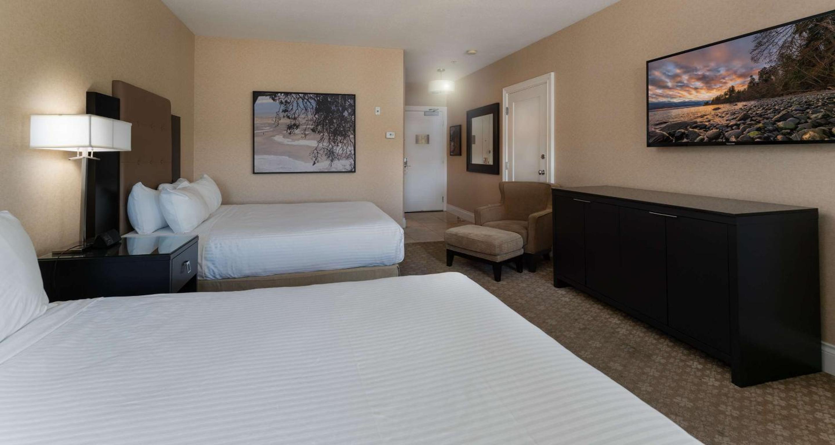 Queen Room with Two Queen Beds and Premium Water View - Photo 5