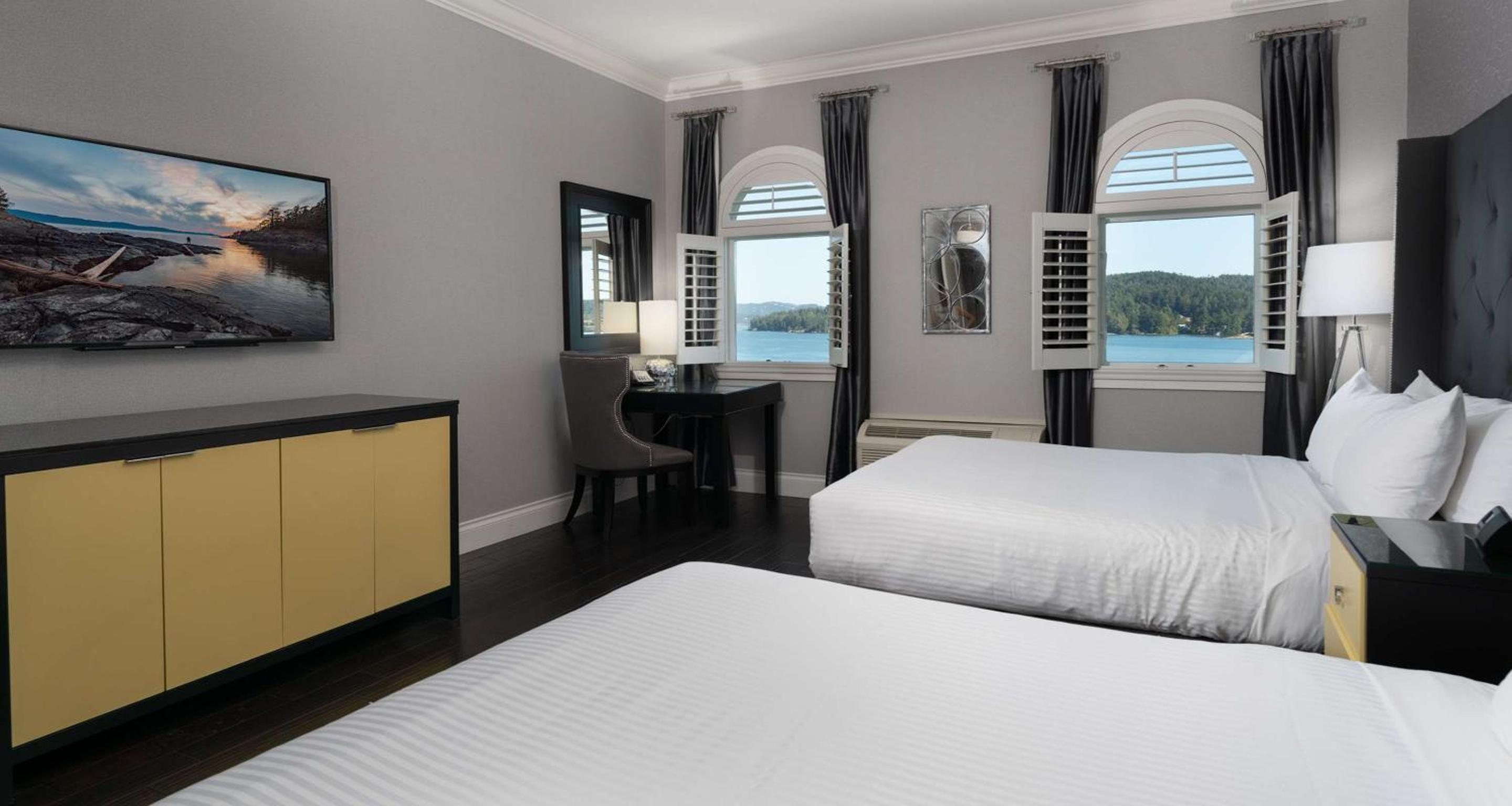 Queen Room with Two Queen Beds and Premium Water View - Photo 3
