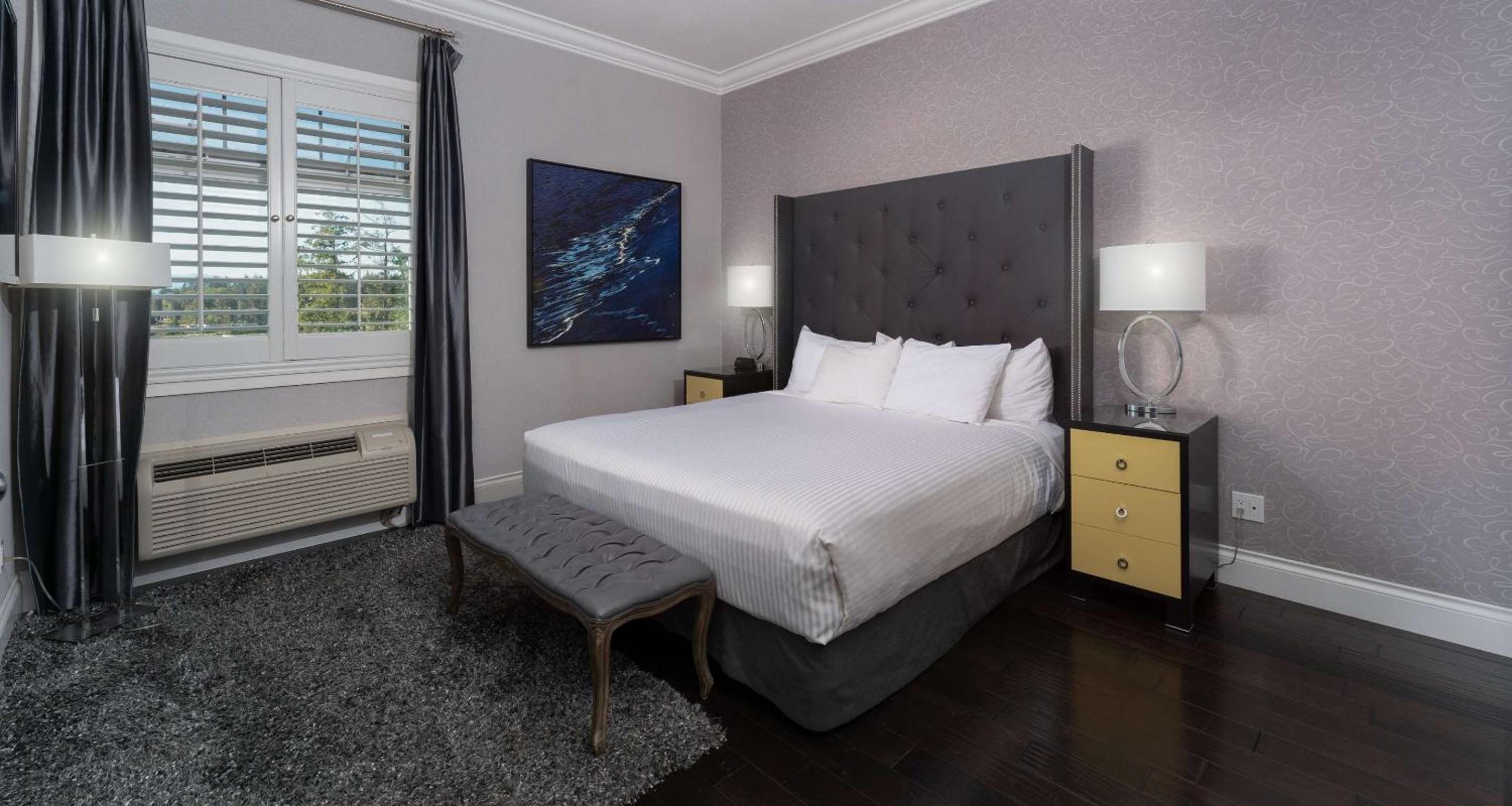 One-Bedroom King Suite with Sofa Bed and Spa Bath - Photo 4