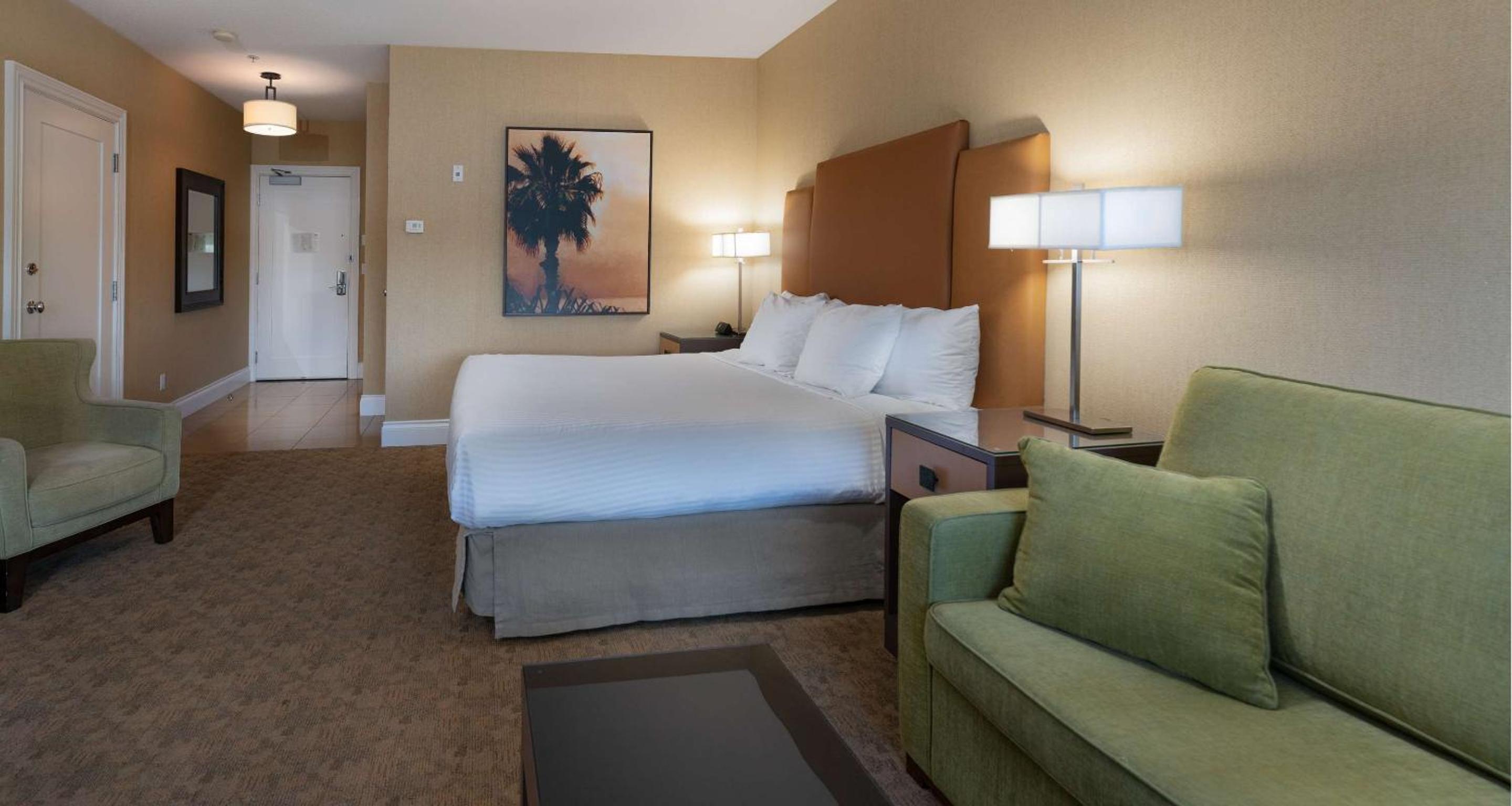 King Room with Sofa Bed and Balcony - Premium Water View - Photo 1