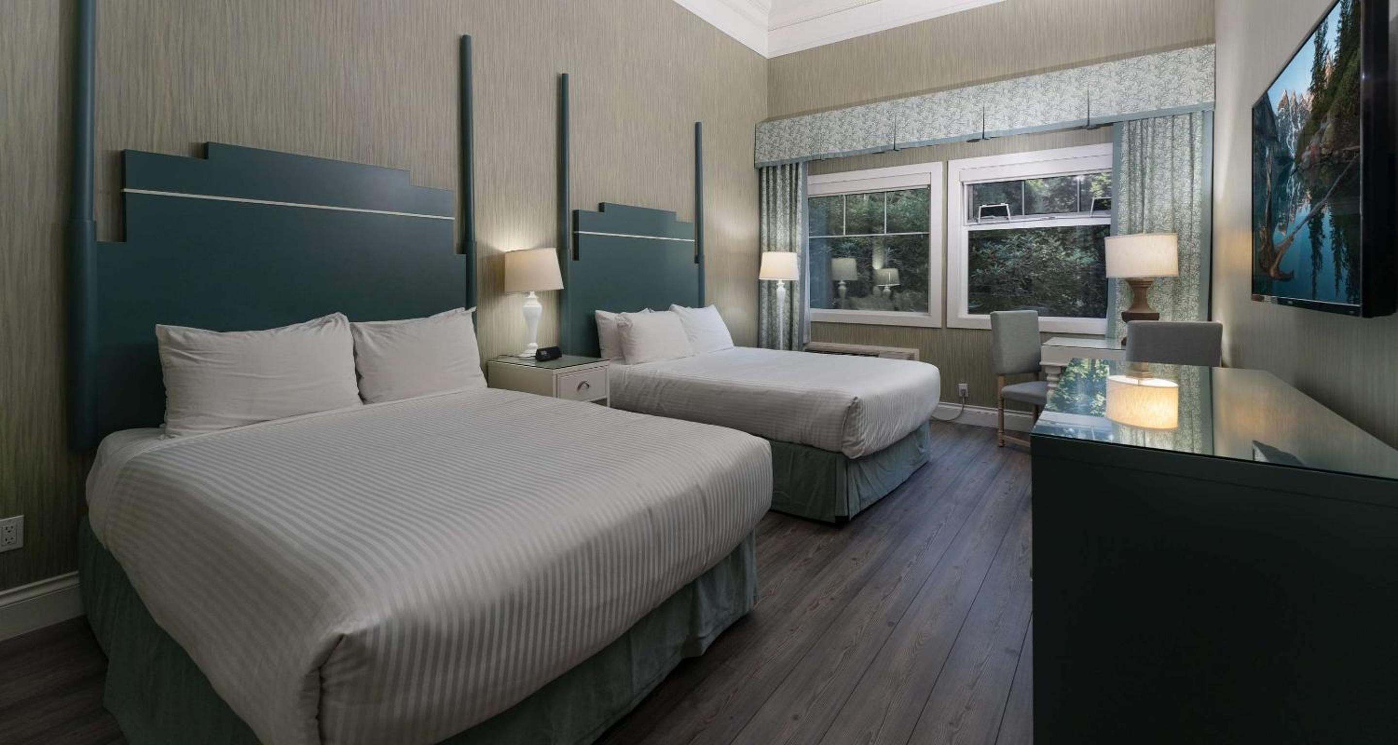 Queen Room with Two Queen Beds - Photo 4