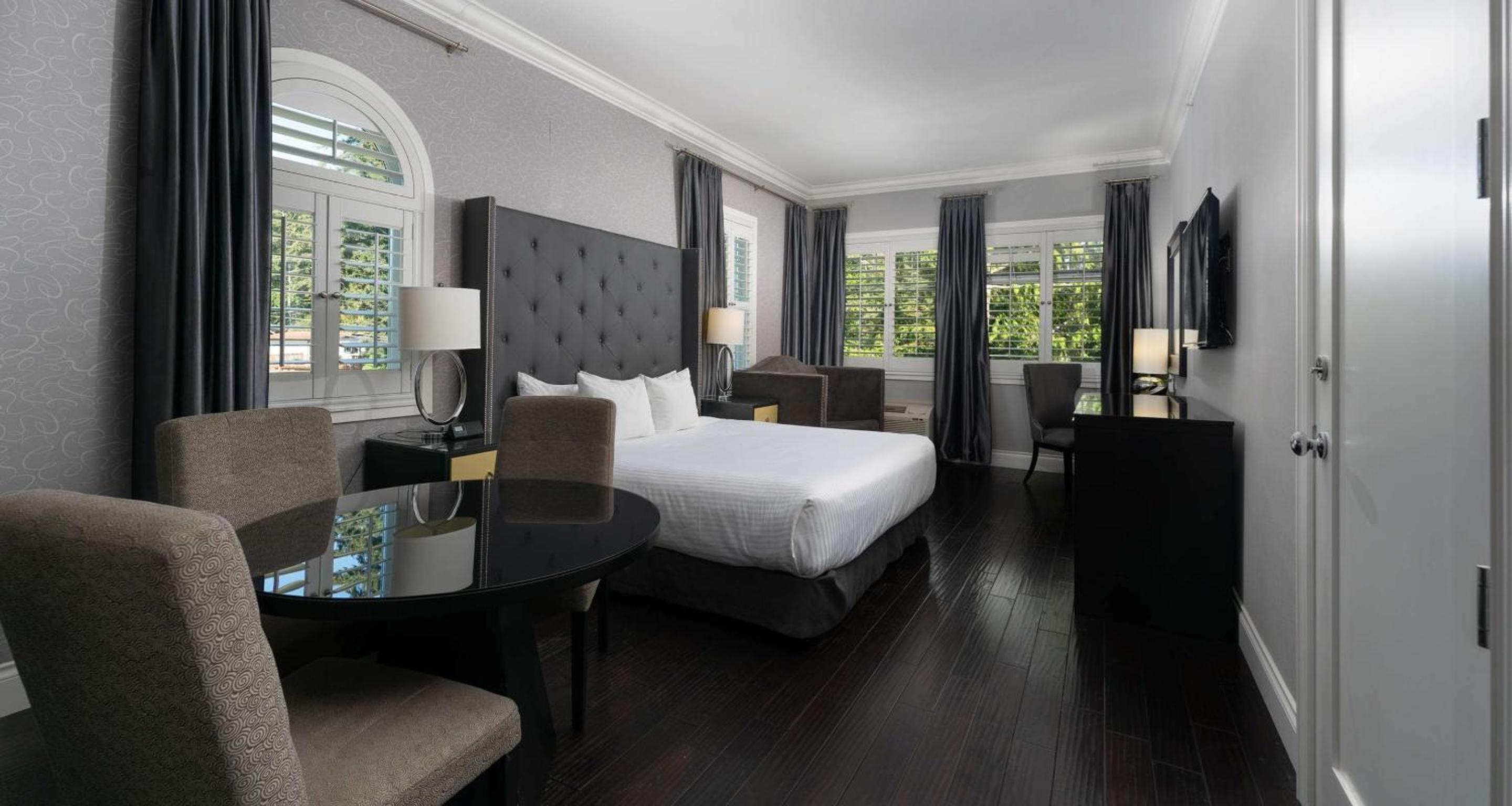 King Room with Sofa Bed and Full Kitchen - Photo 6