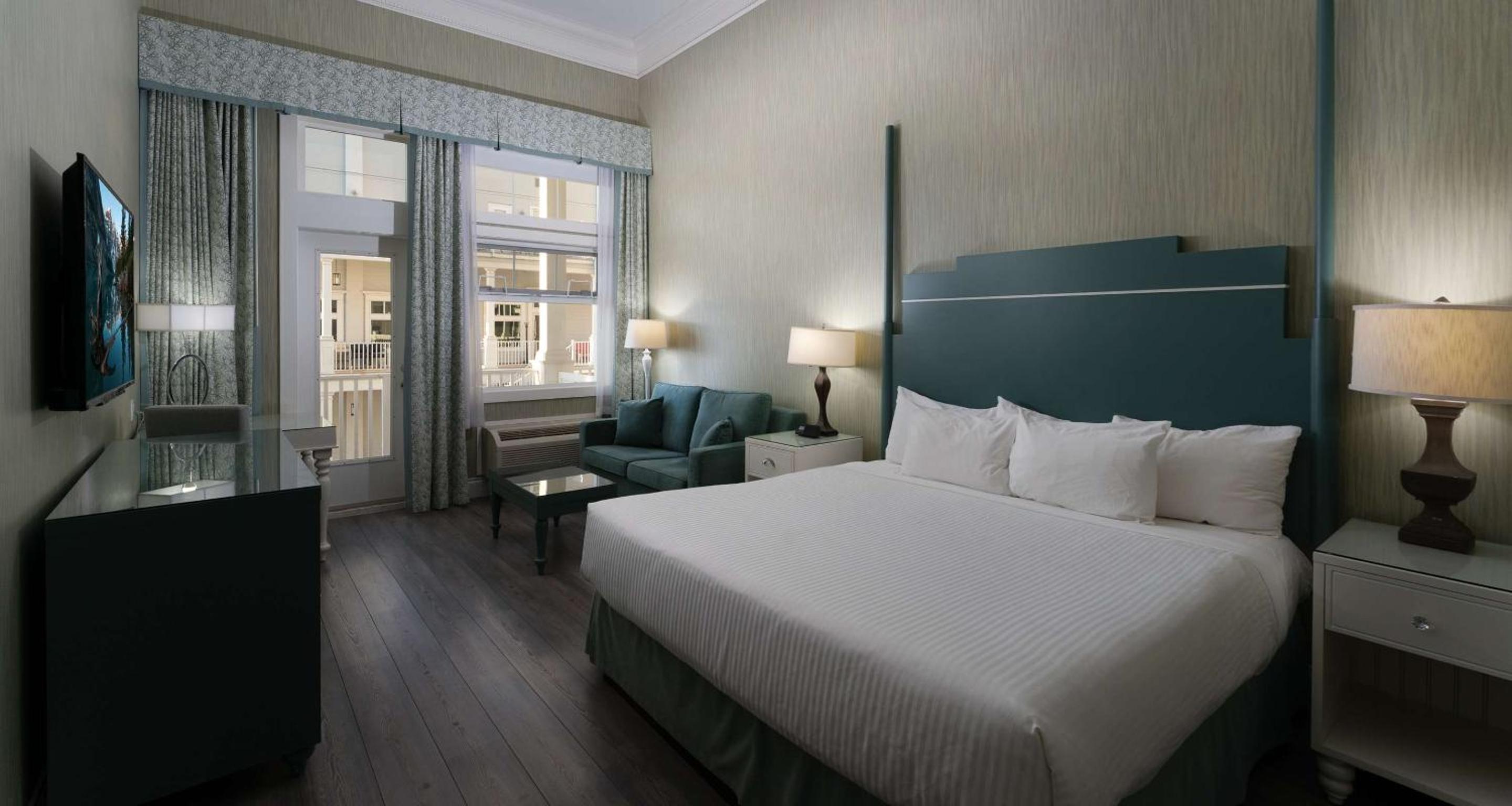 King Room with Sofa Bed, Balcony and Partial Water View - Photo 1