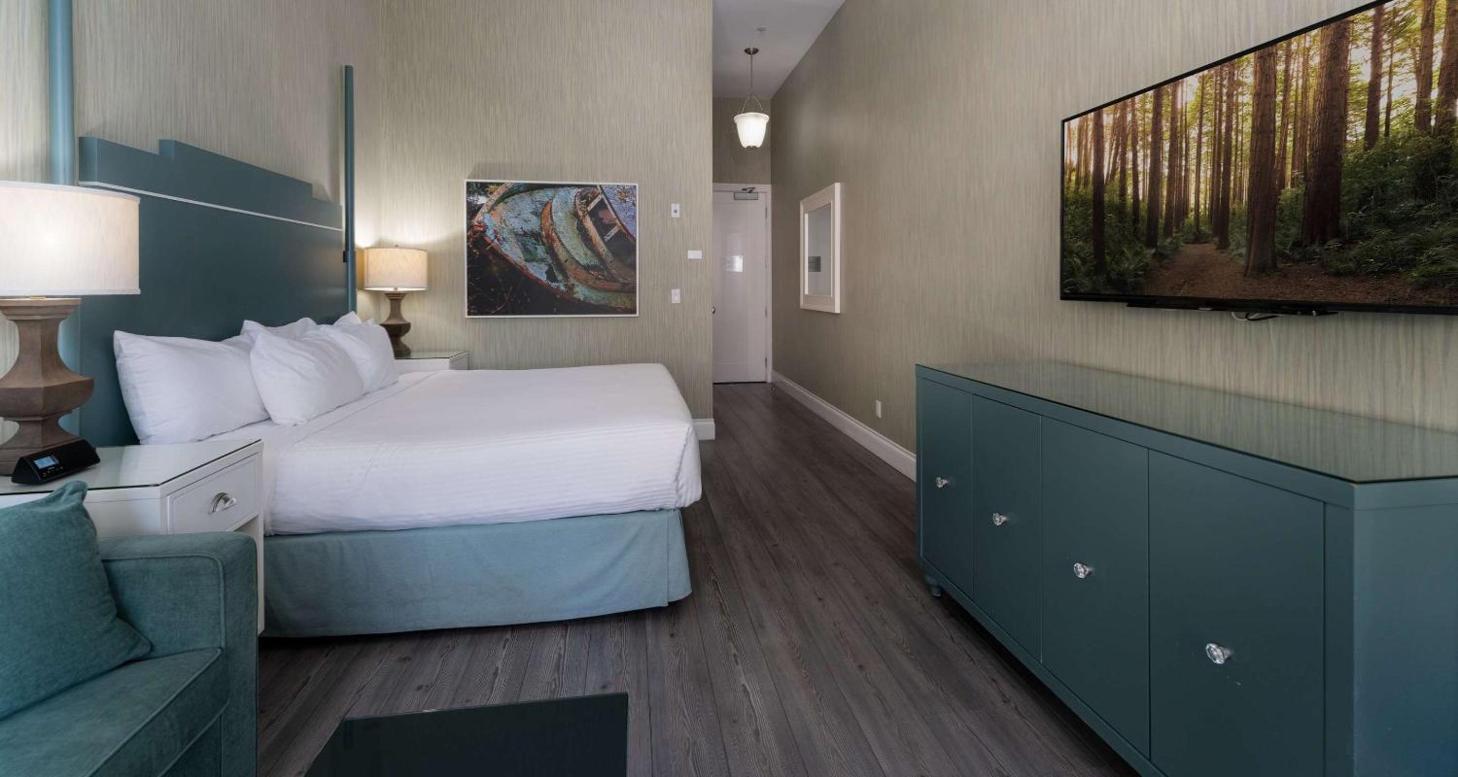 King Room with Sofa Bed, Balcony and Partial Water View - Photo 3