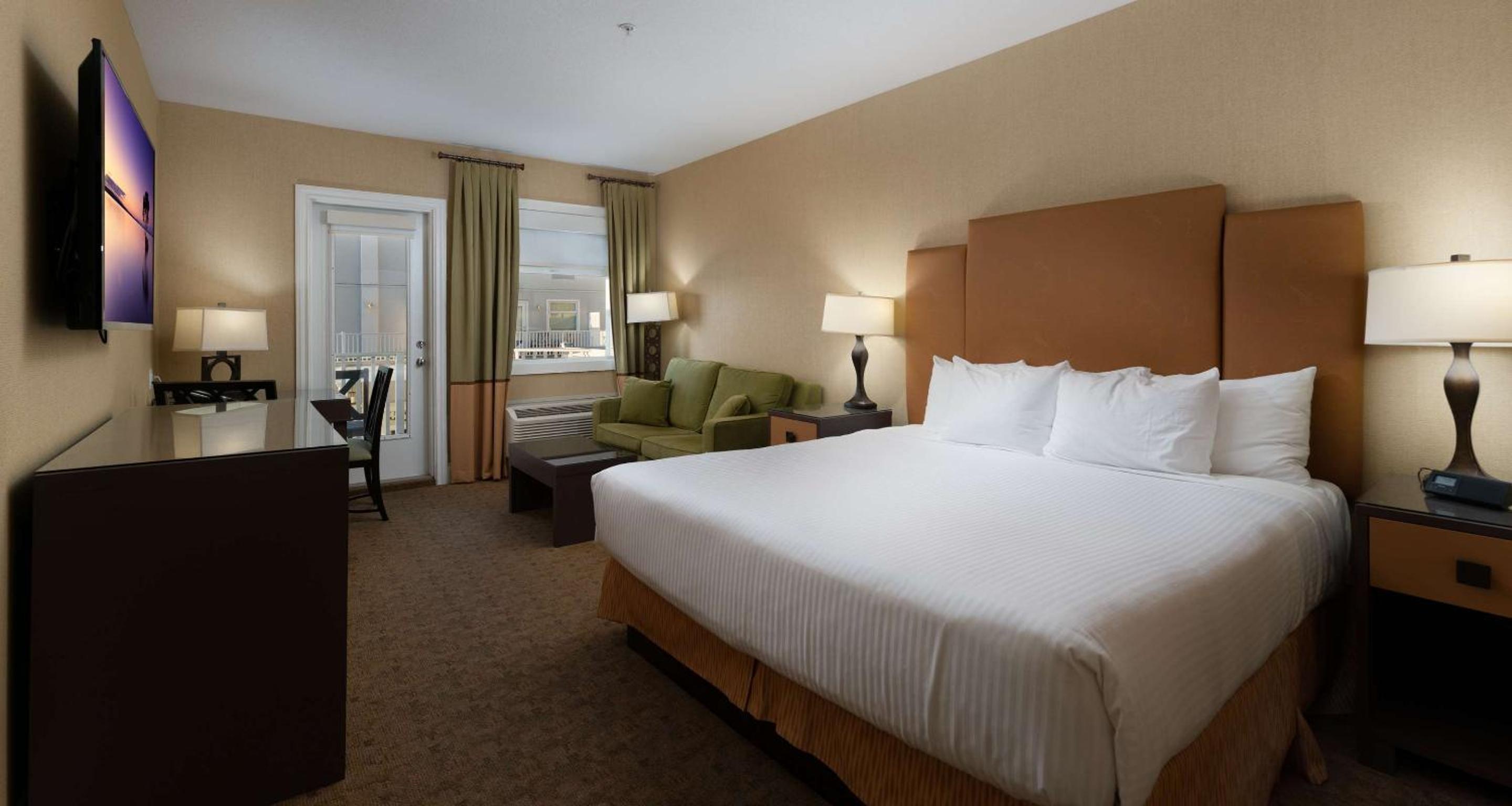 King Room with Sofa Bed, Balcony and Partial Water View - Photo 5