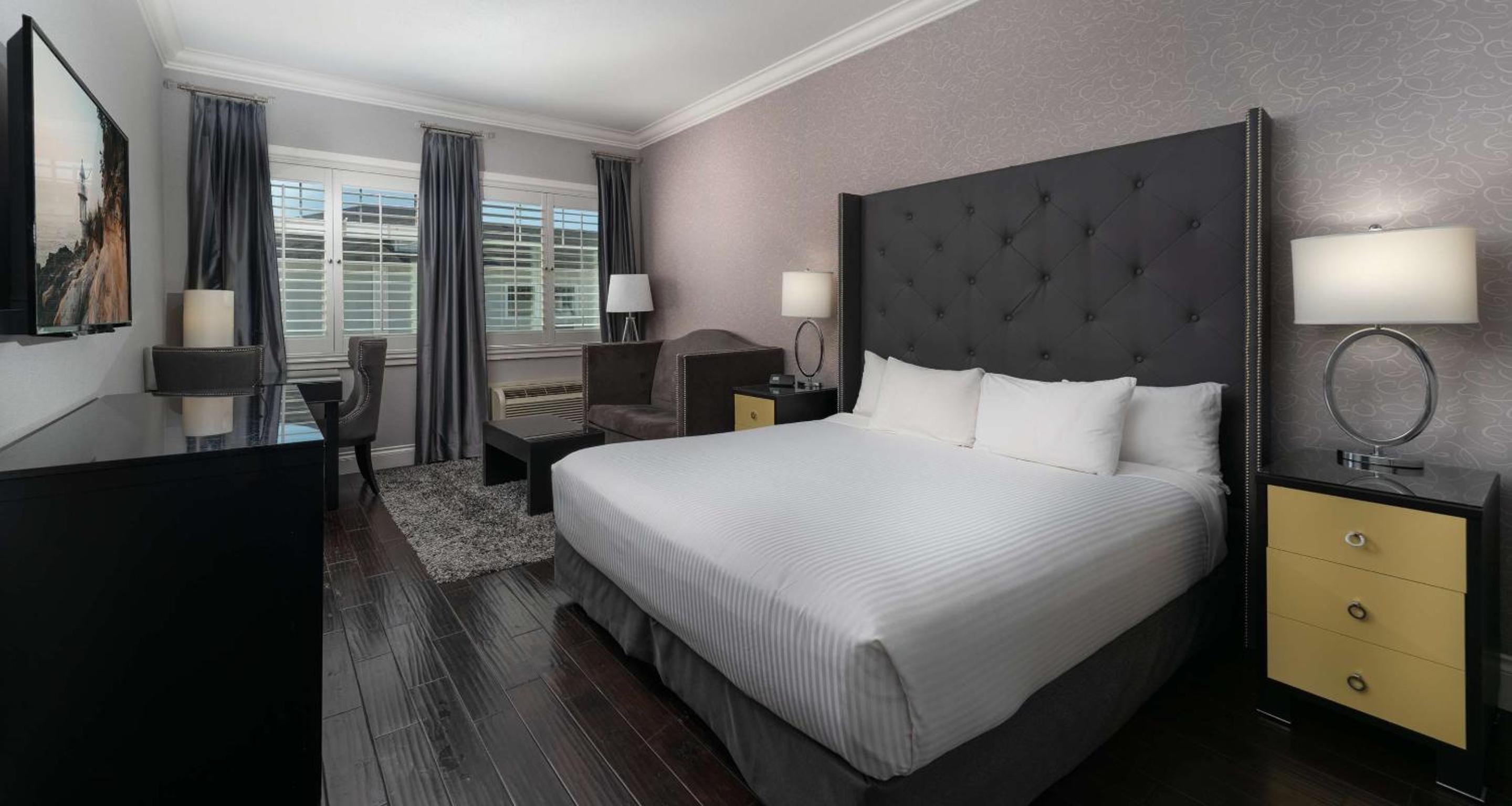 King Room with Sofa Bed and Partial Water View - Photo 2