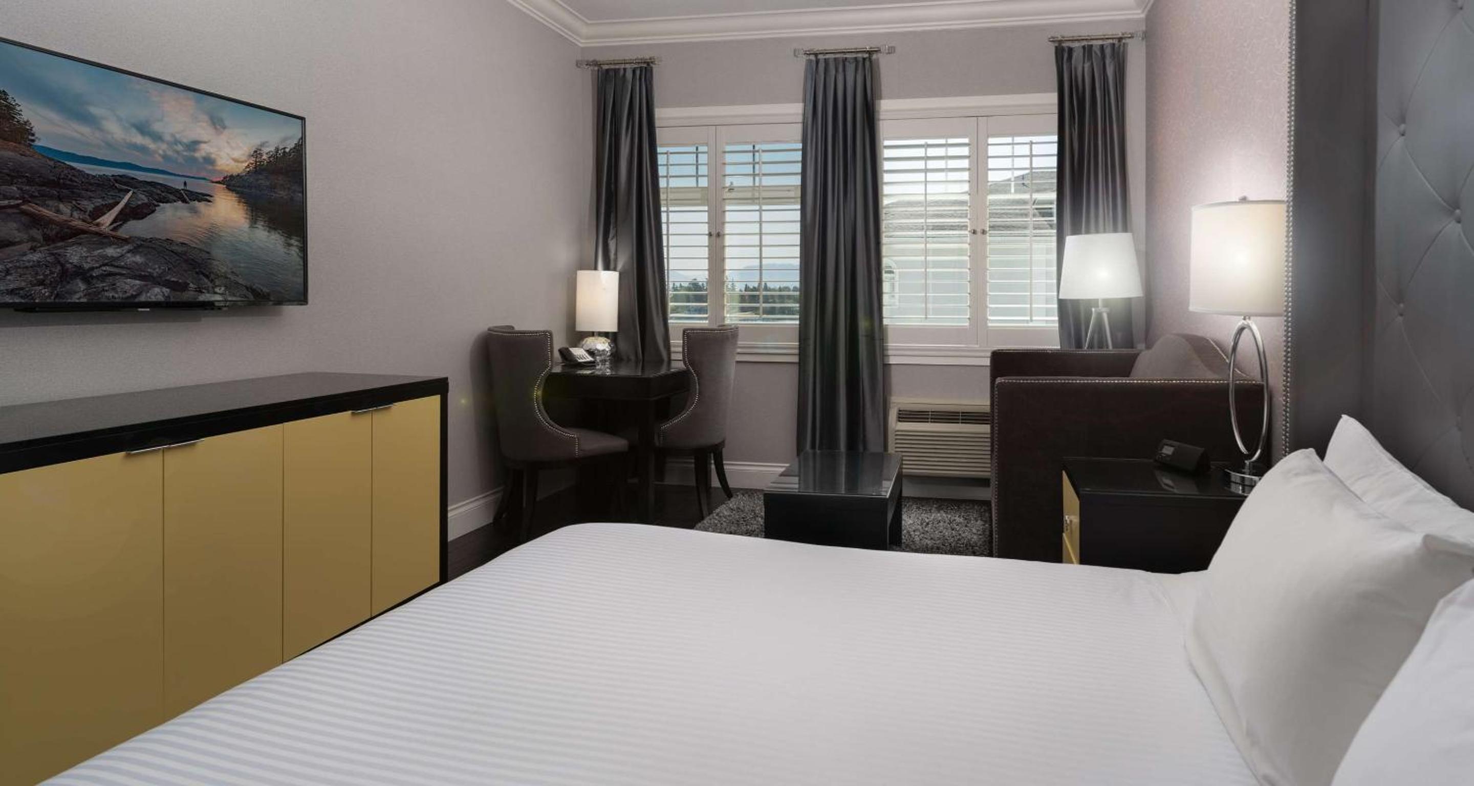 King Room with Sofa Bed and Partial Water View - Photo 4