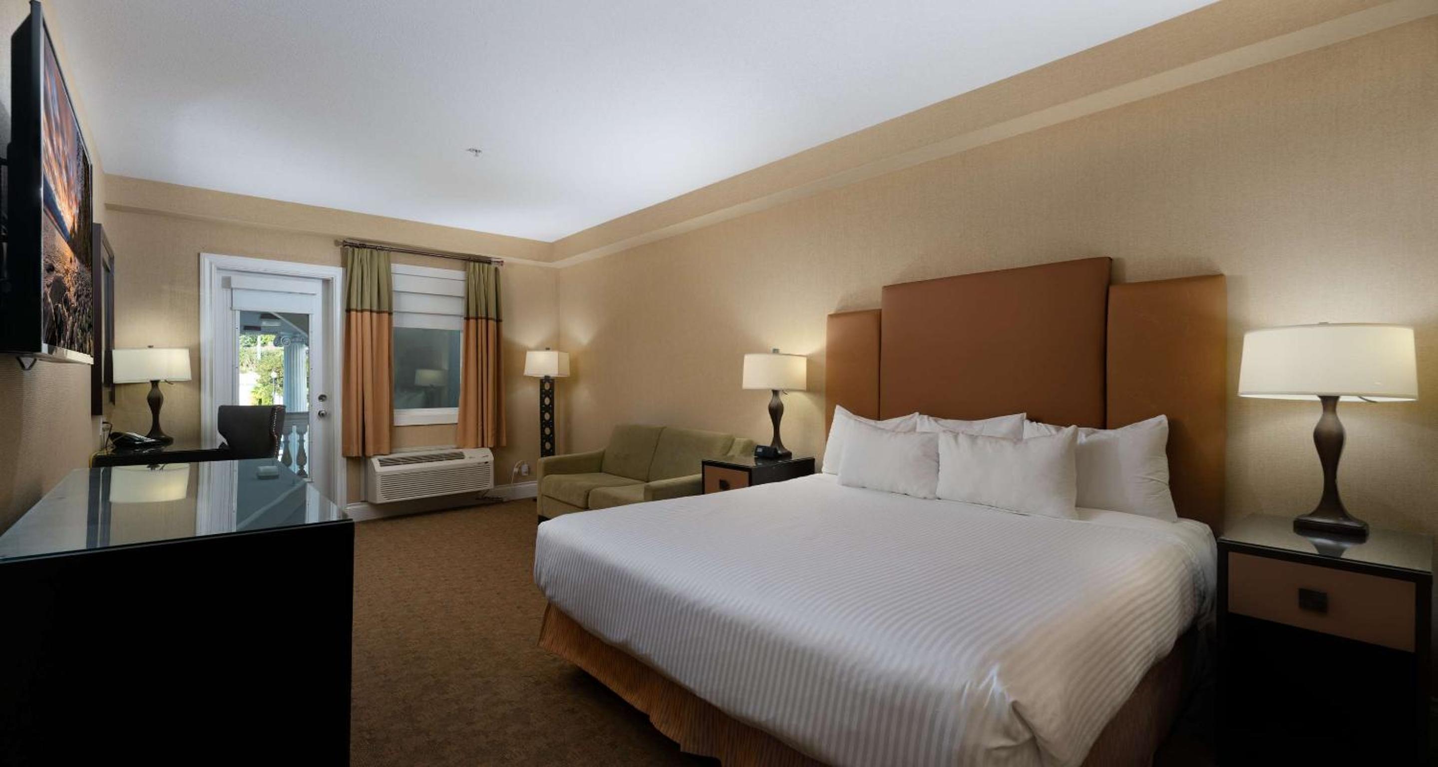 King Room with Sofa Bed - Photo 1