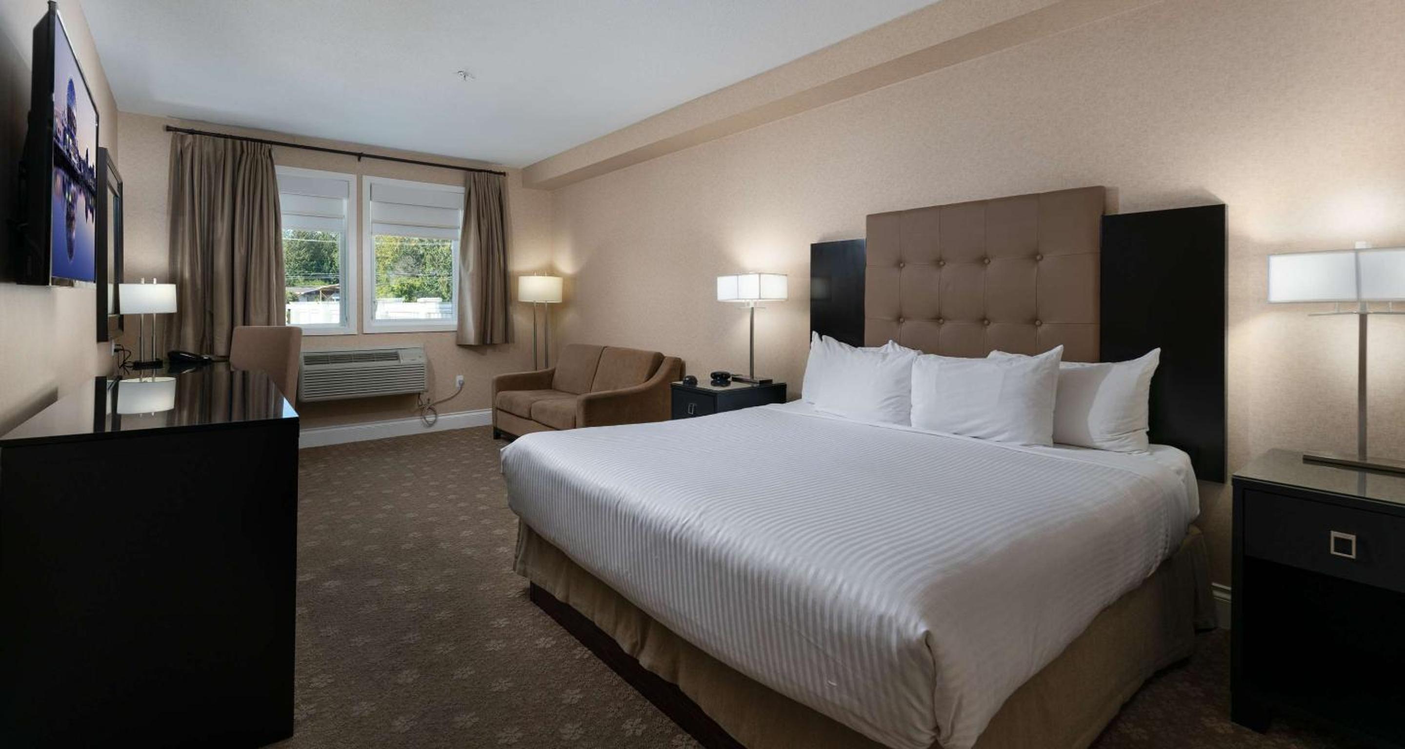 King Room with Sofa Bed - Photo 3