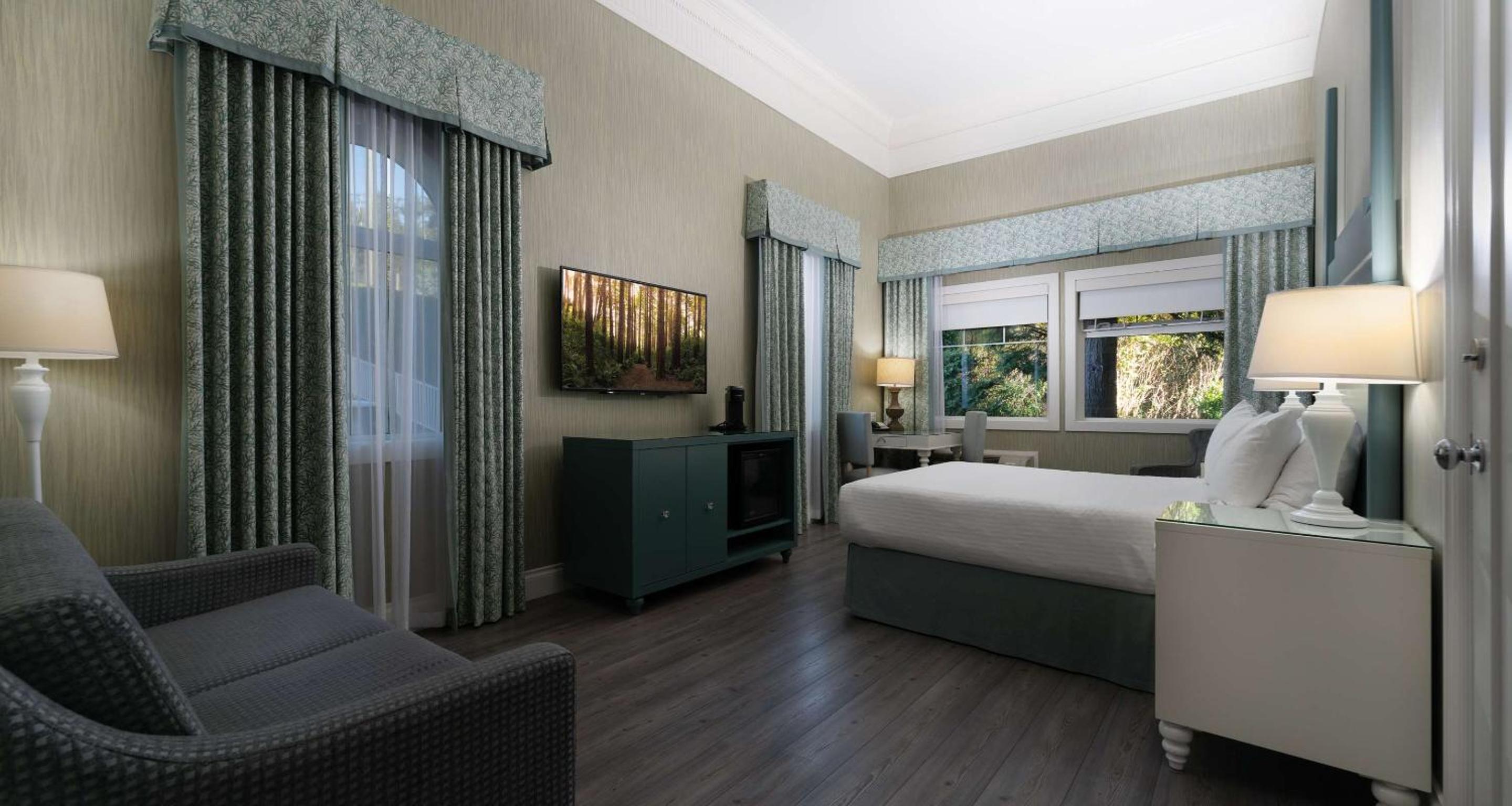 Queen Room with Sofa Bed and Bath Tub - Non-Smoking - Photo 1