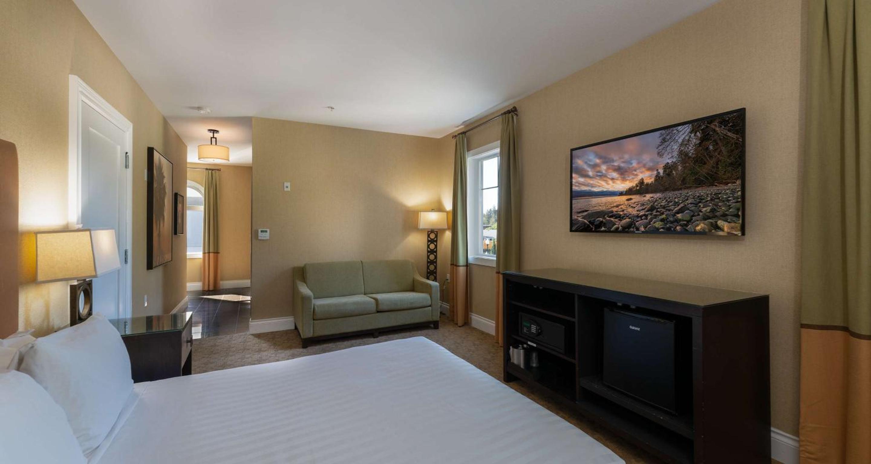 Queen Room with Roll-In Shower - Mobility Accessible/Non-Smoking - Photo 2