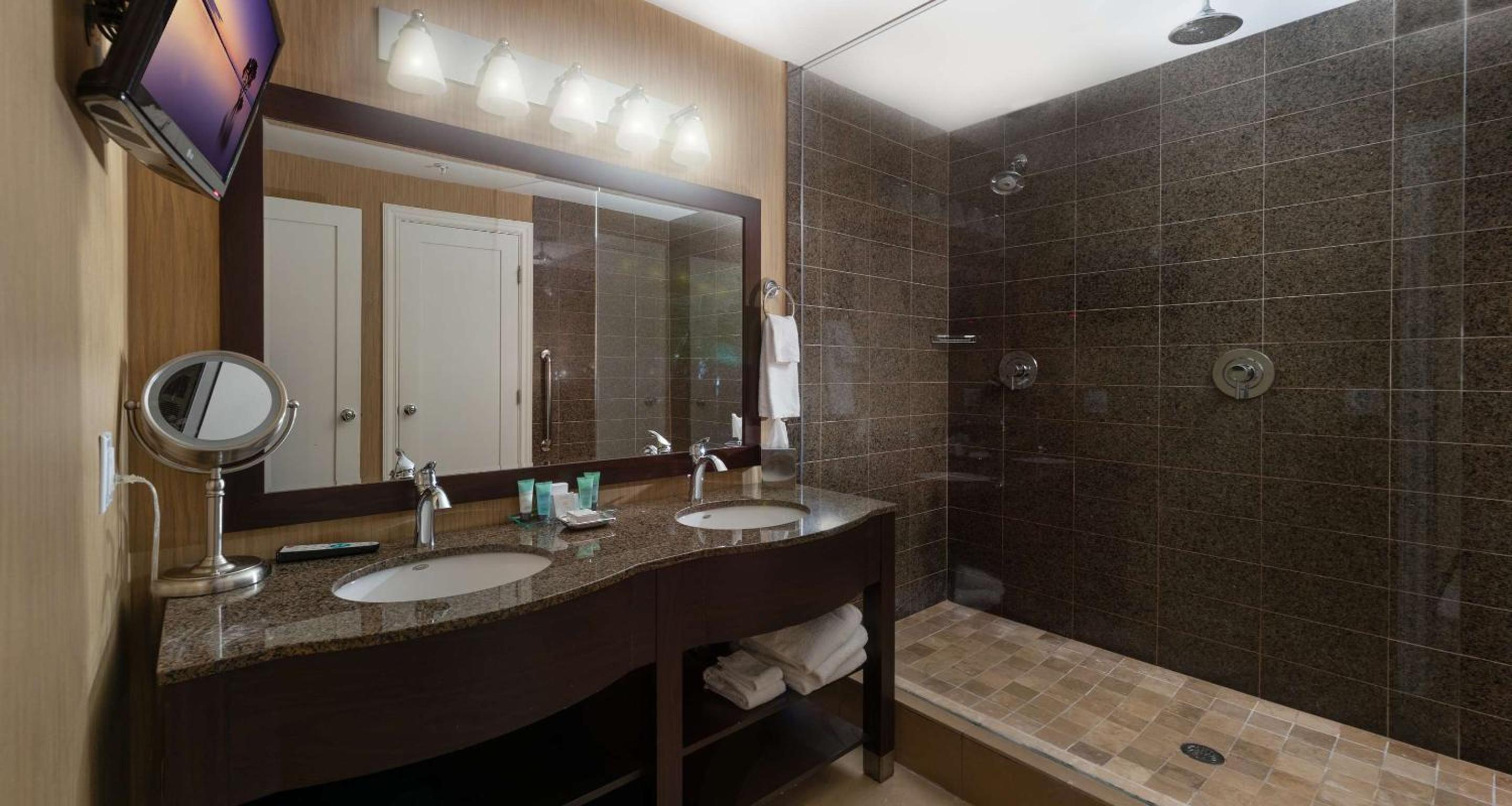 King Room with Sofa Bed and Premium Water View - Photo 3