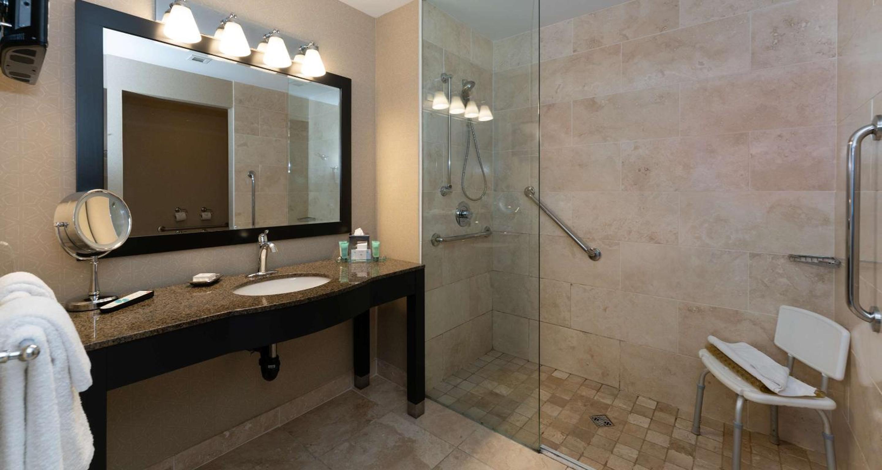 Queen Room with Roll-In Shower - Mobility Accessible/Non-Smoking - Photo 4