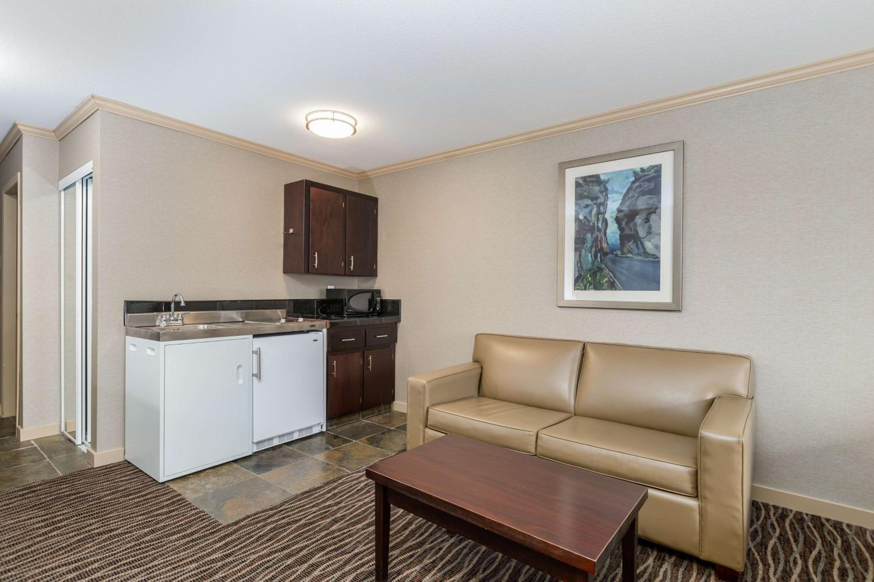 Queen Room with Two Queen Beds and Kitchenette - Pet Friendly