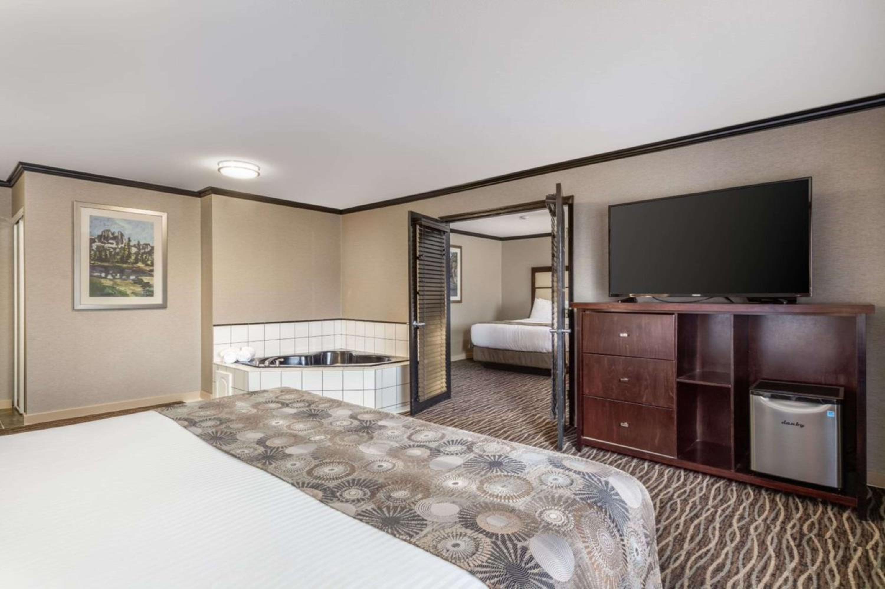 Suite with One King and Two Queen Beds - Non-Smoking