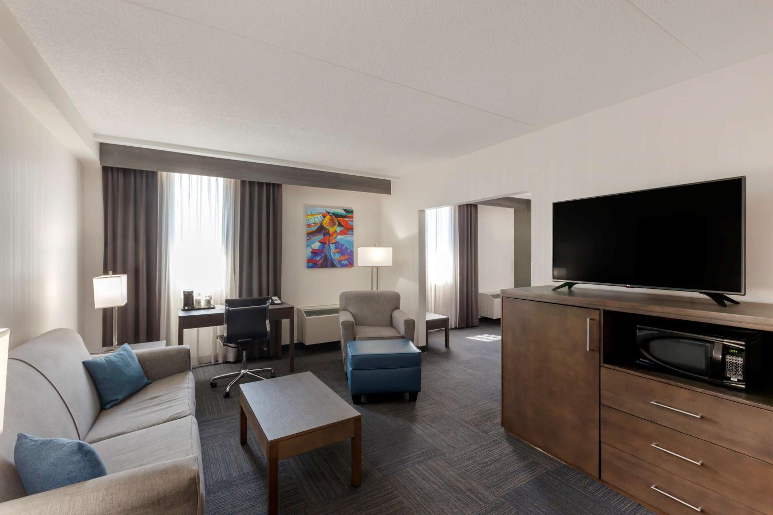 King Suite with Hot Tub thumbnail 5