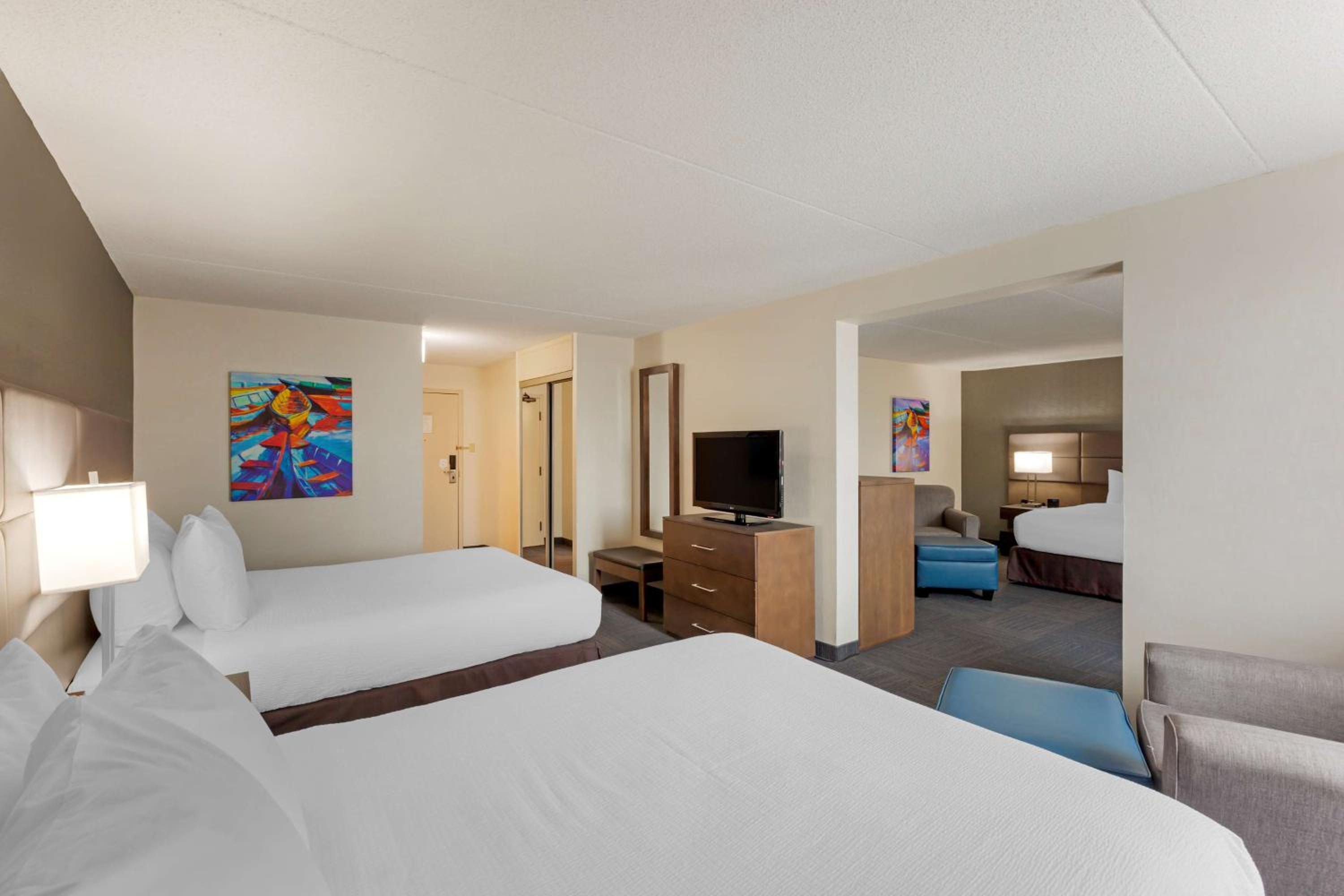 Room with Two Queen Beds and One King Bed - Non-Smoking thumbnail 5