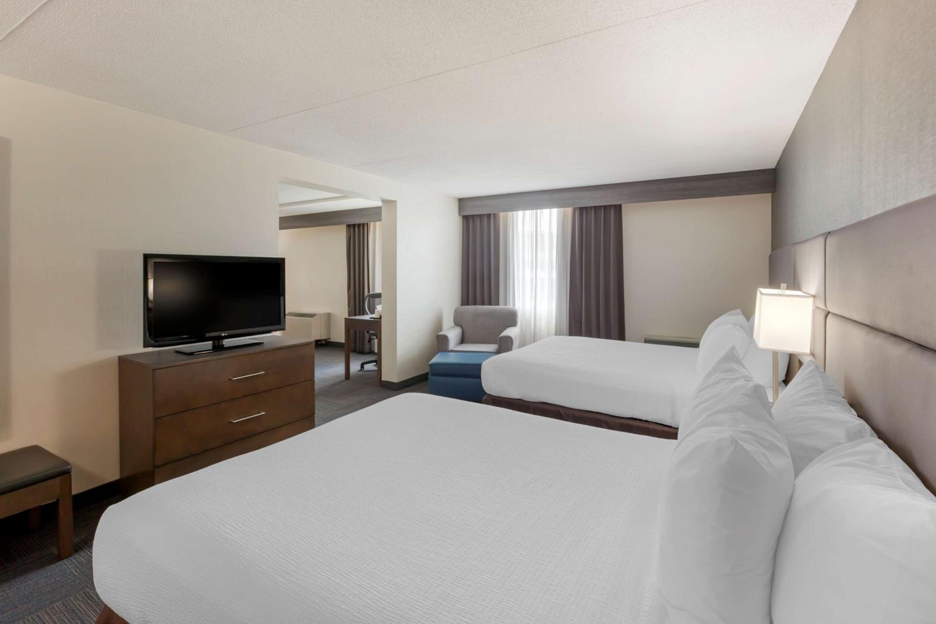 Room with Two Queen Beds and One King Bed - Non-Smoking