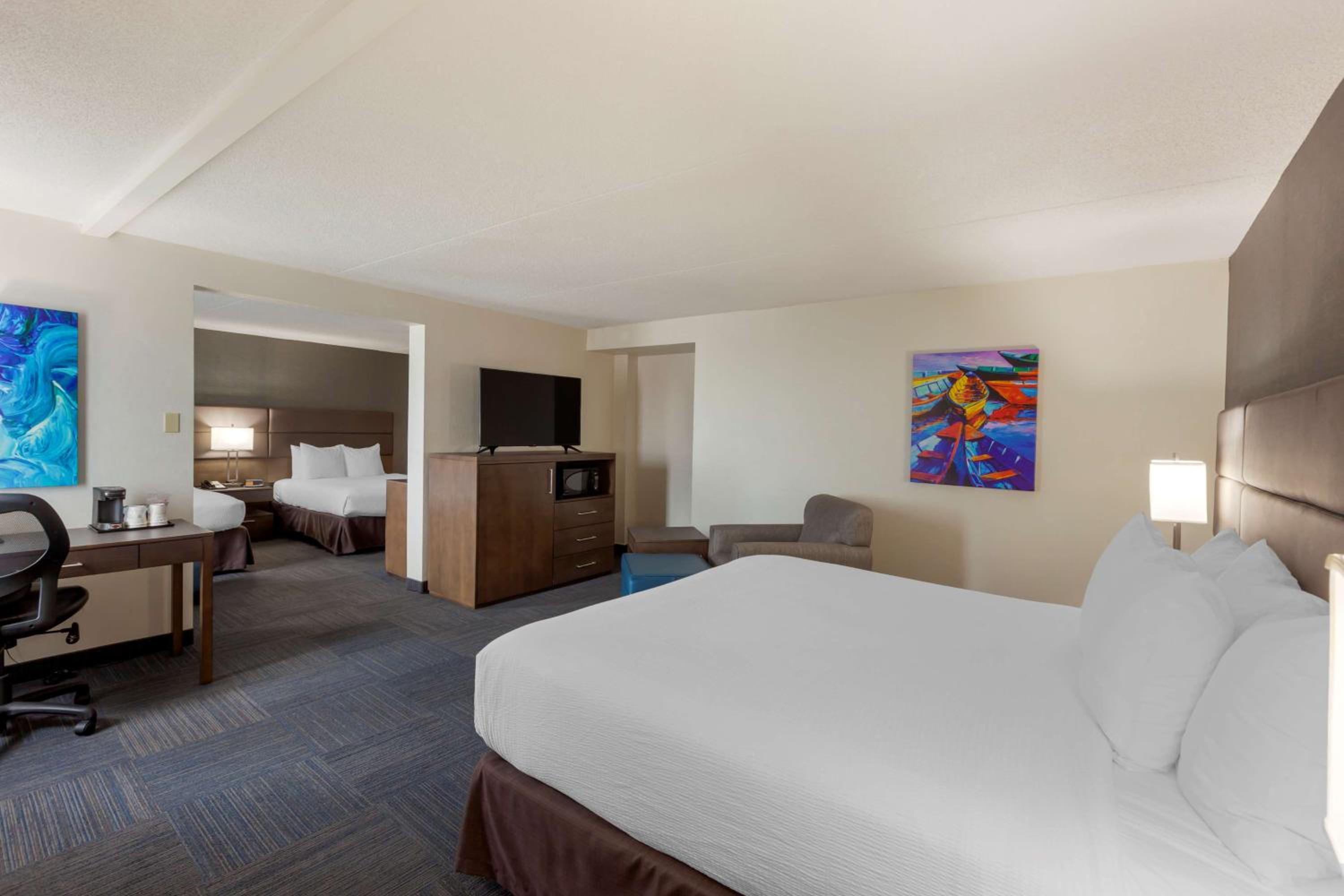 Room with Two Queen Beds and One King Bed - Non-Smoking