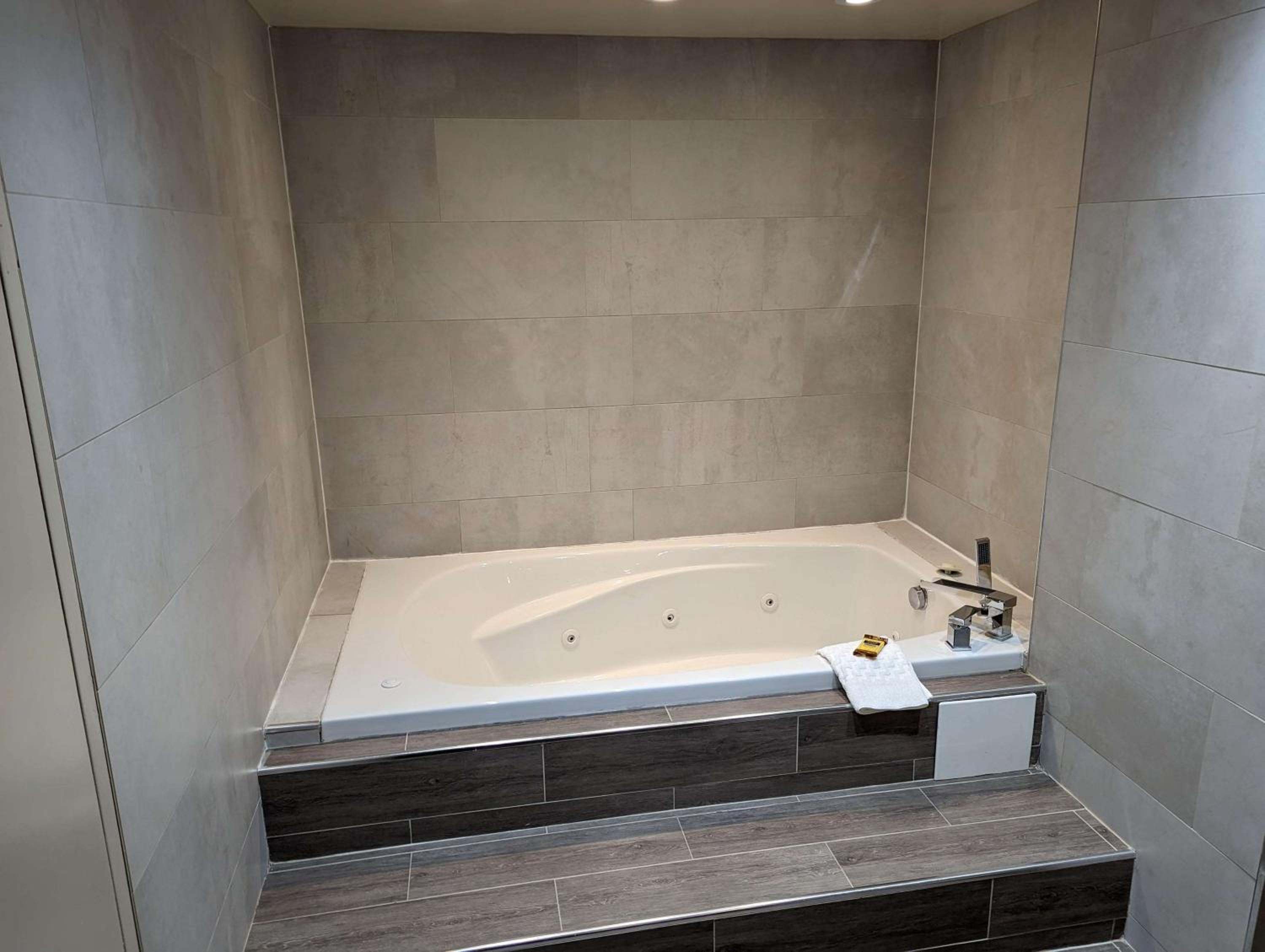 Deluxe King Suite with Hot Tub