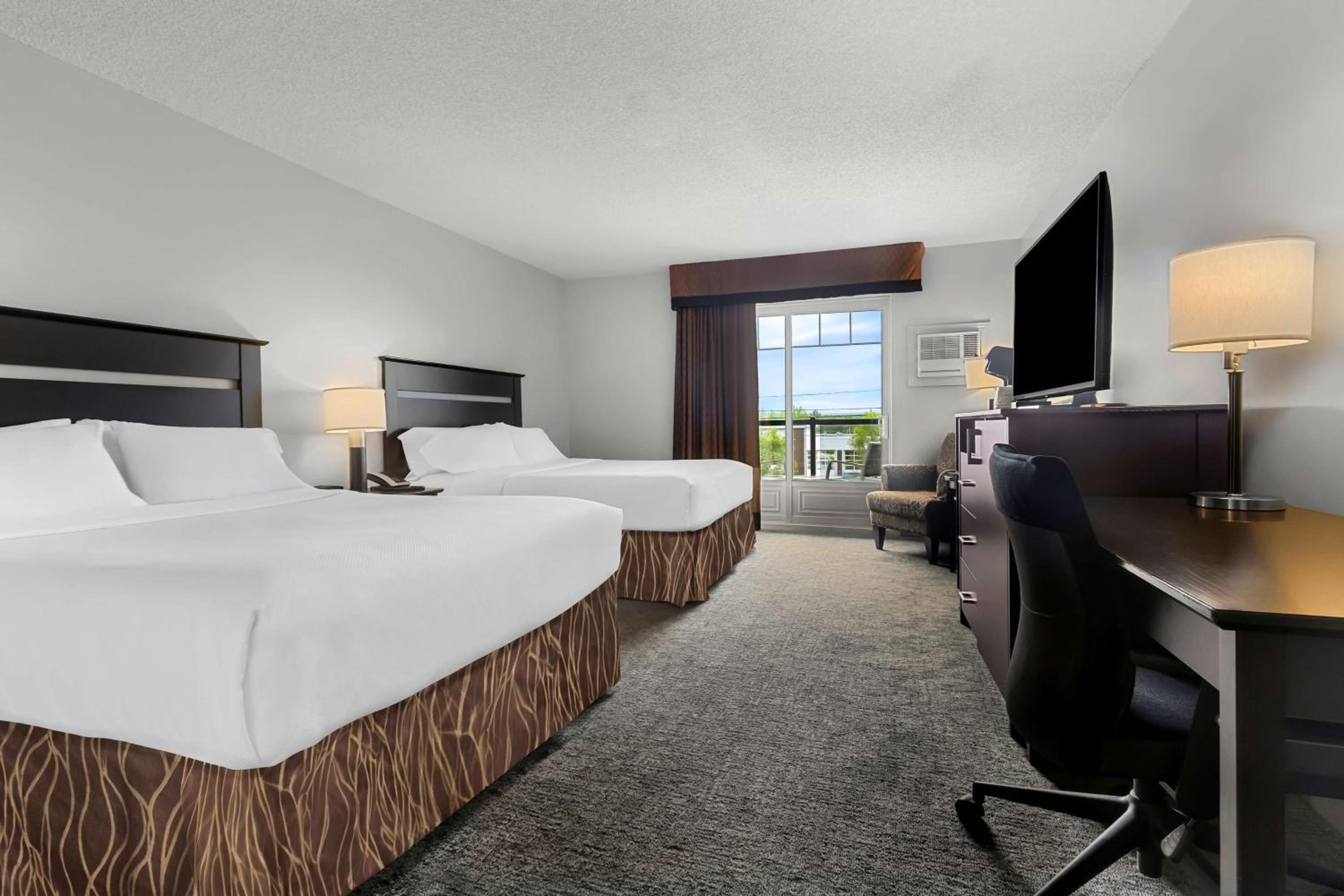 Queen Room with Two Queen Beds - Non-Smoking photo 3
