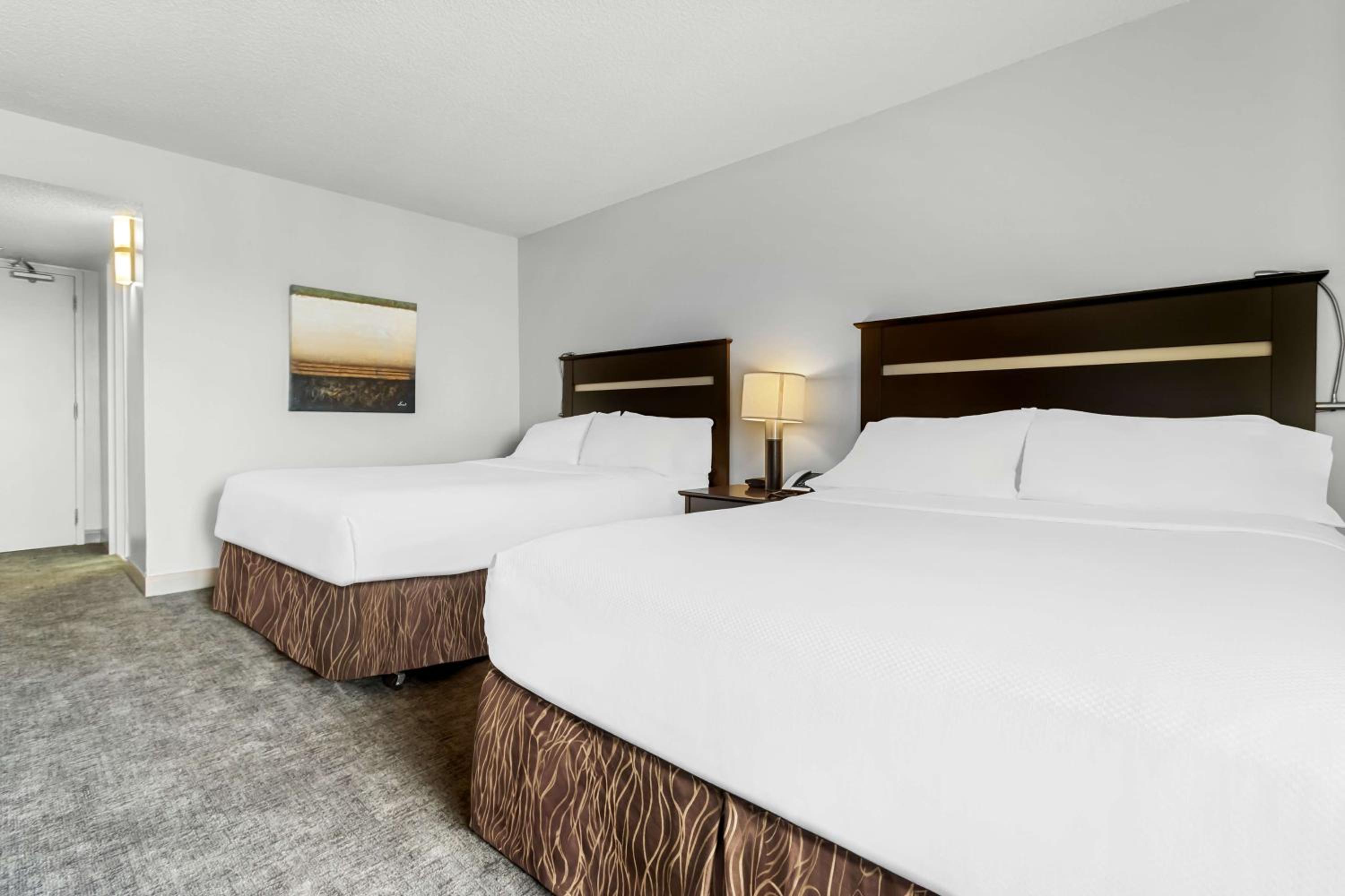 Queen Room with Two Queen Beds - Non-Smoking photo 2