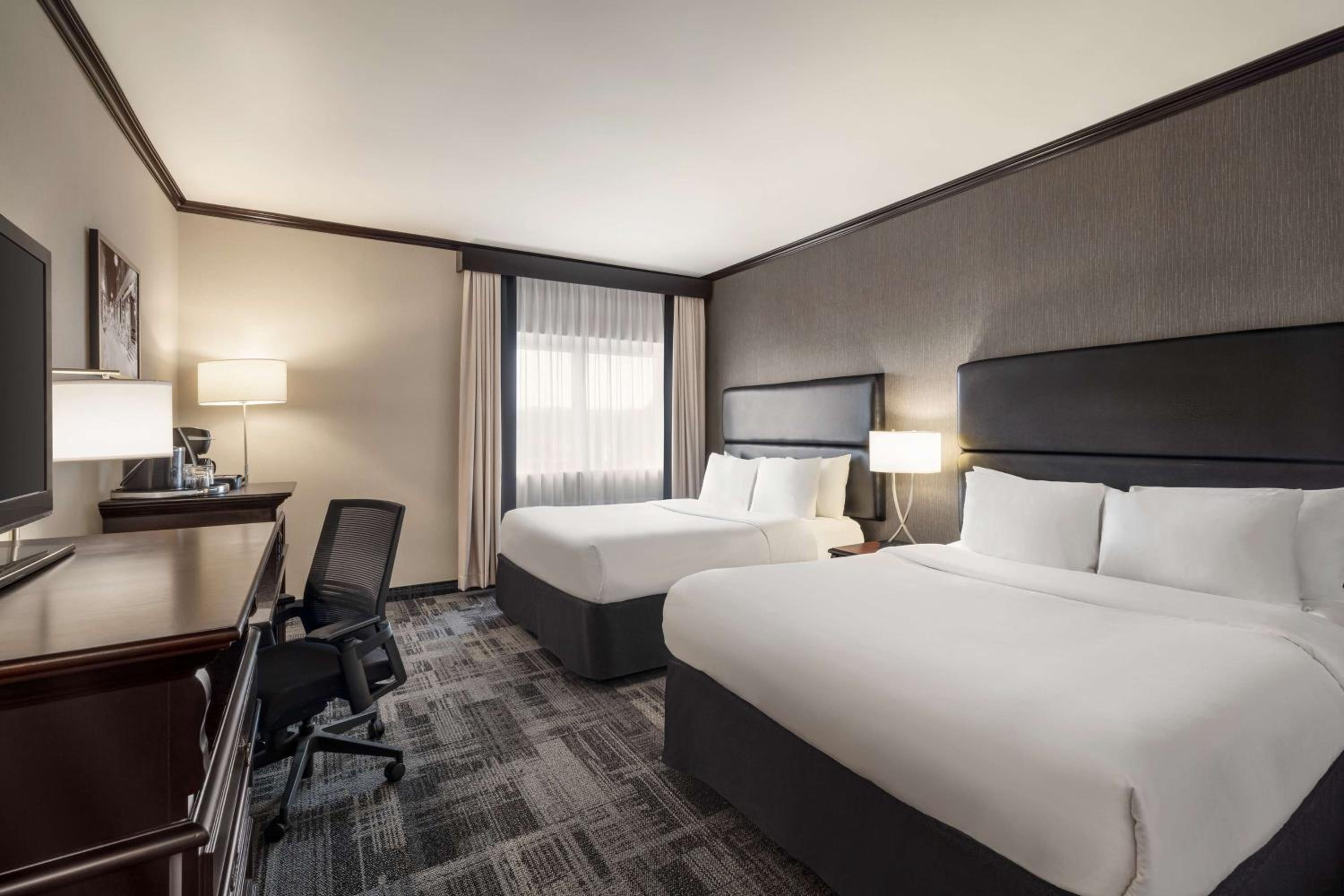 Business Queen Room with Two Queen Beds - Photo 4