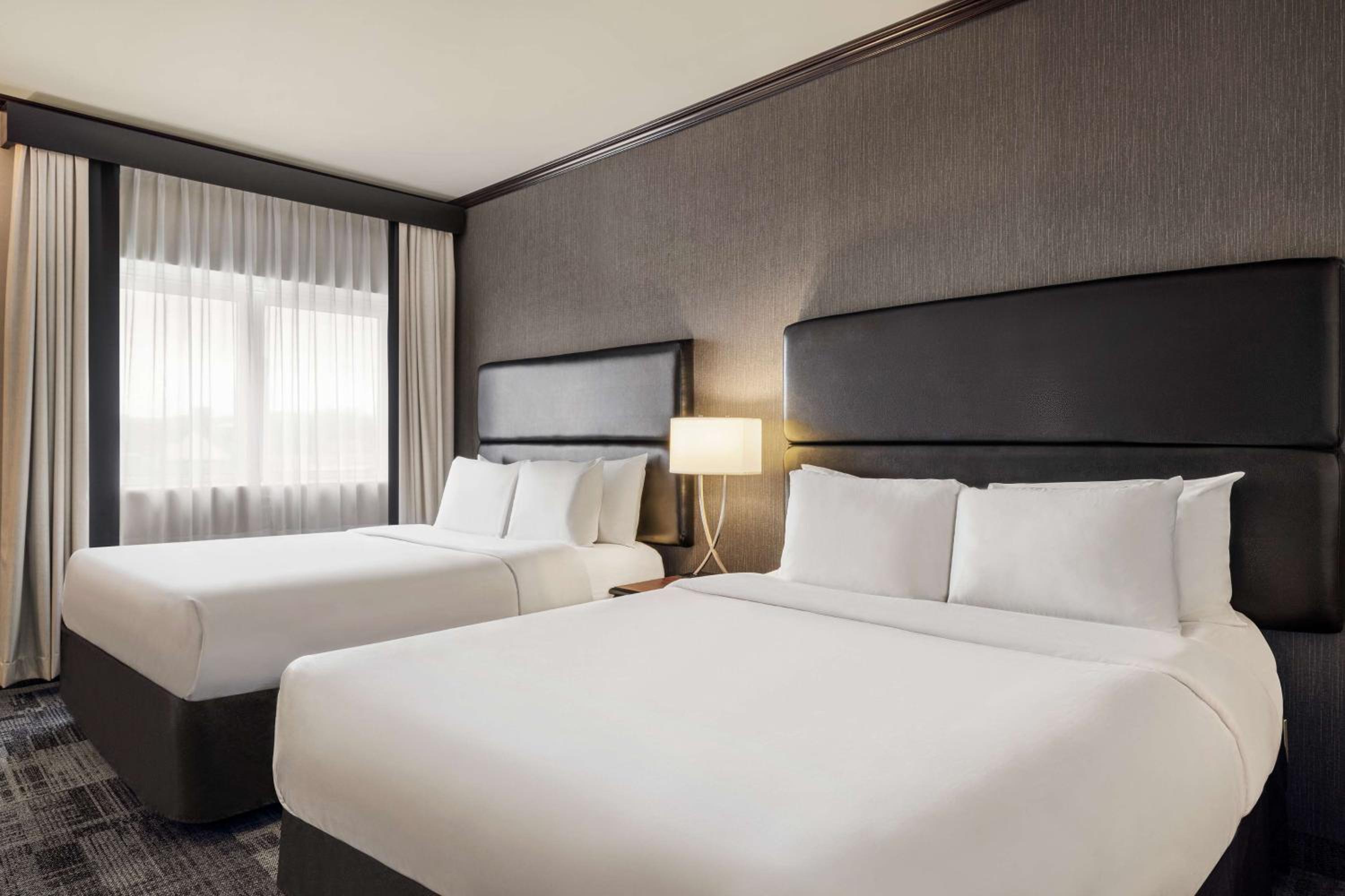 Business Queen Room with Two Queen Beds - Photo 1