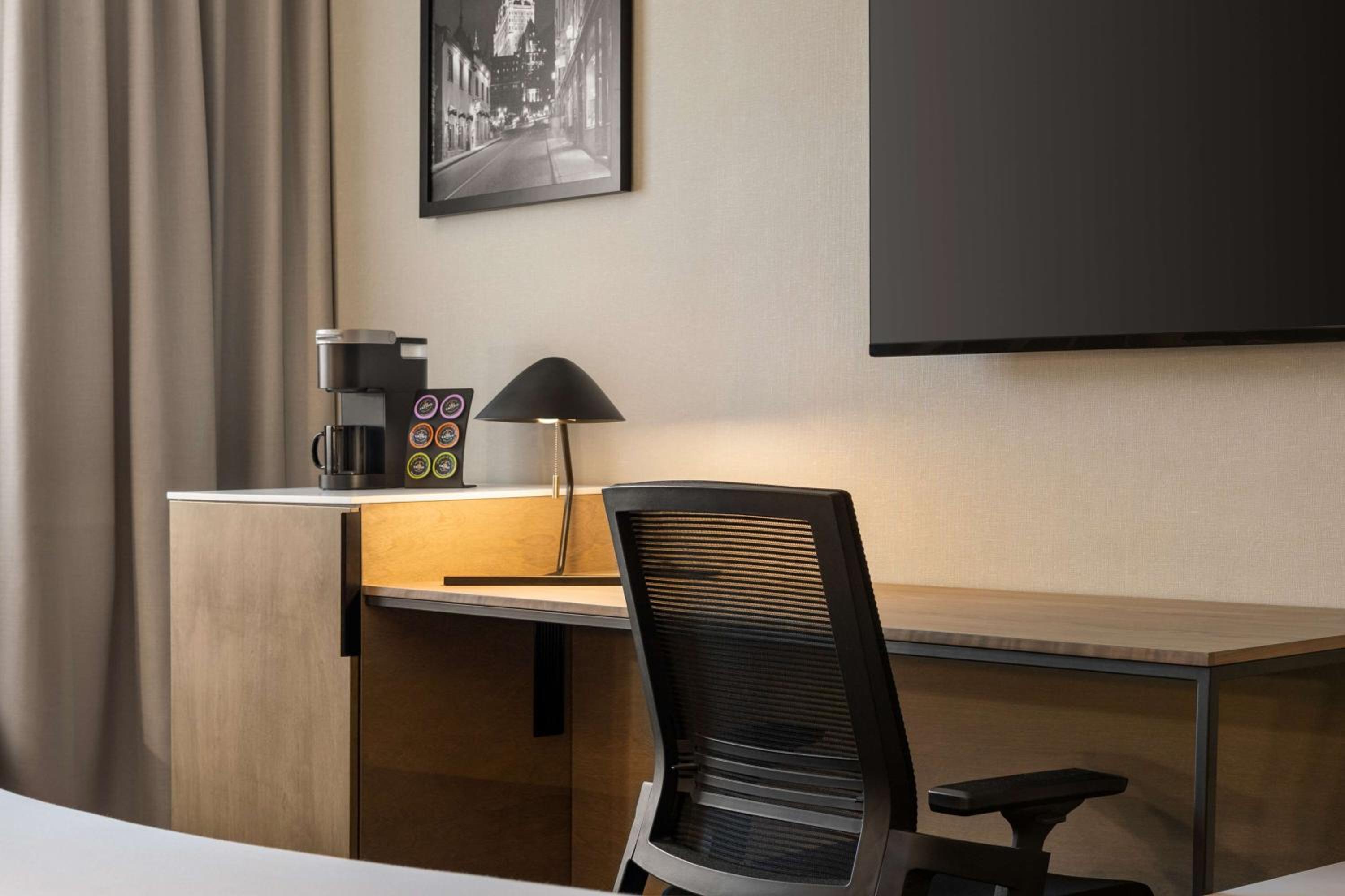 Executive King Room - Non-Smoking - Photo 3