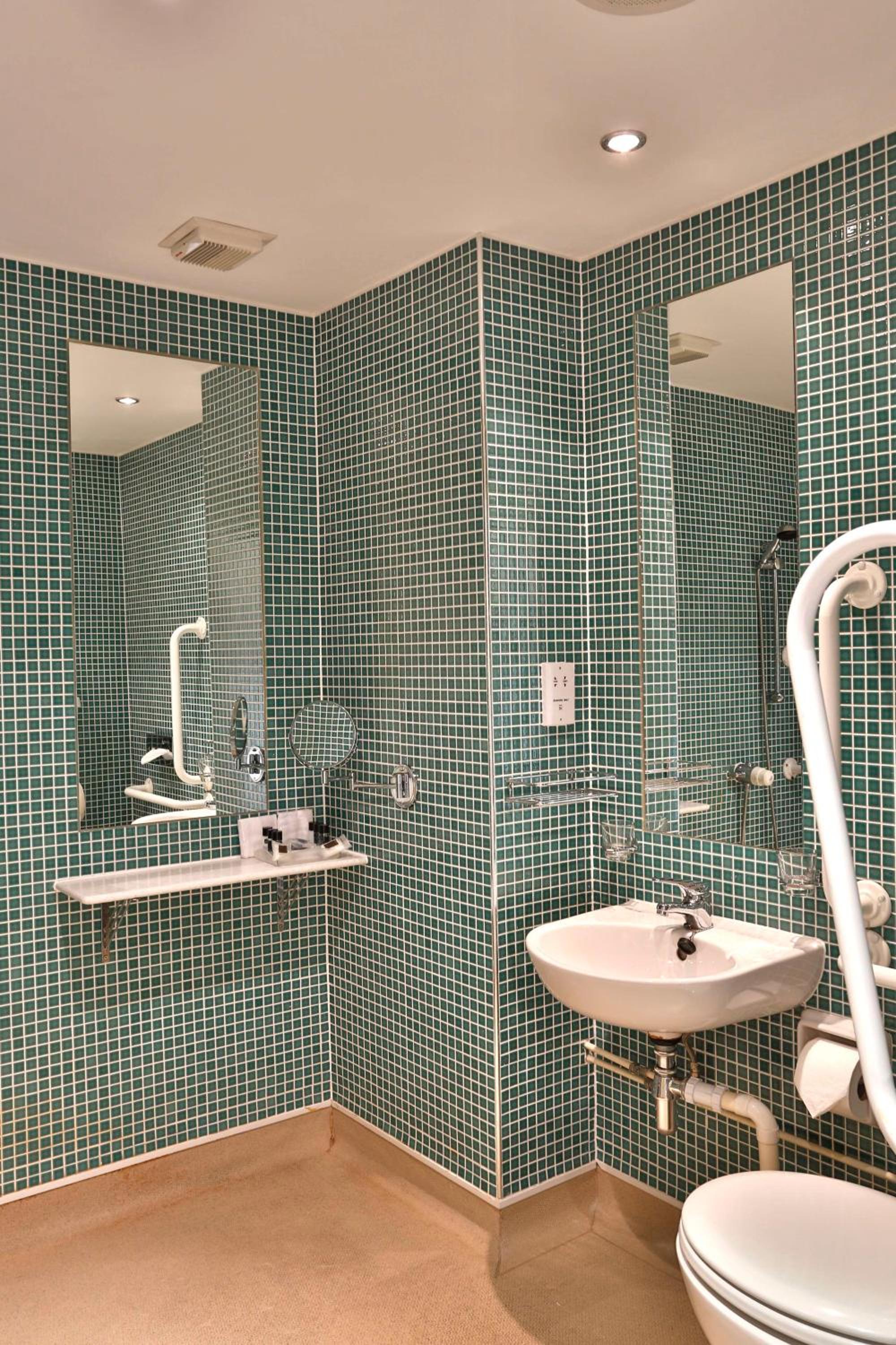 Twin Room - Disability Access - Photo 2