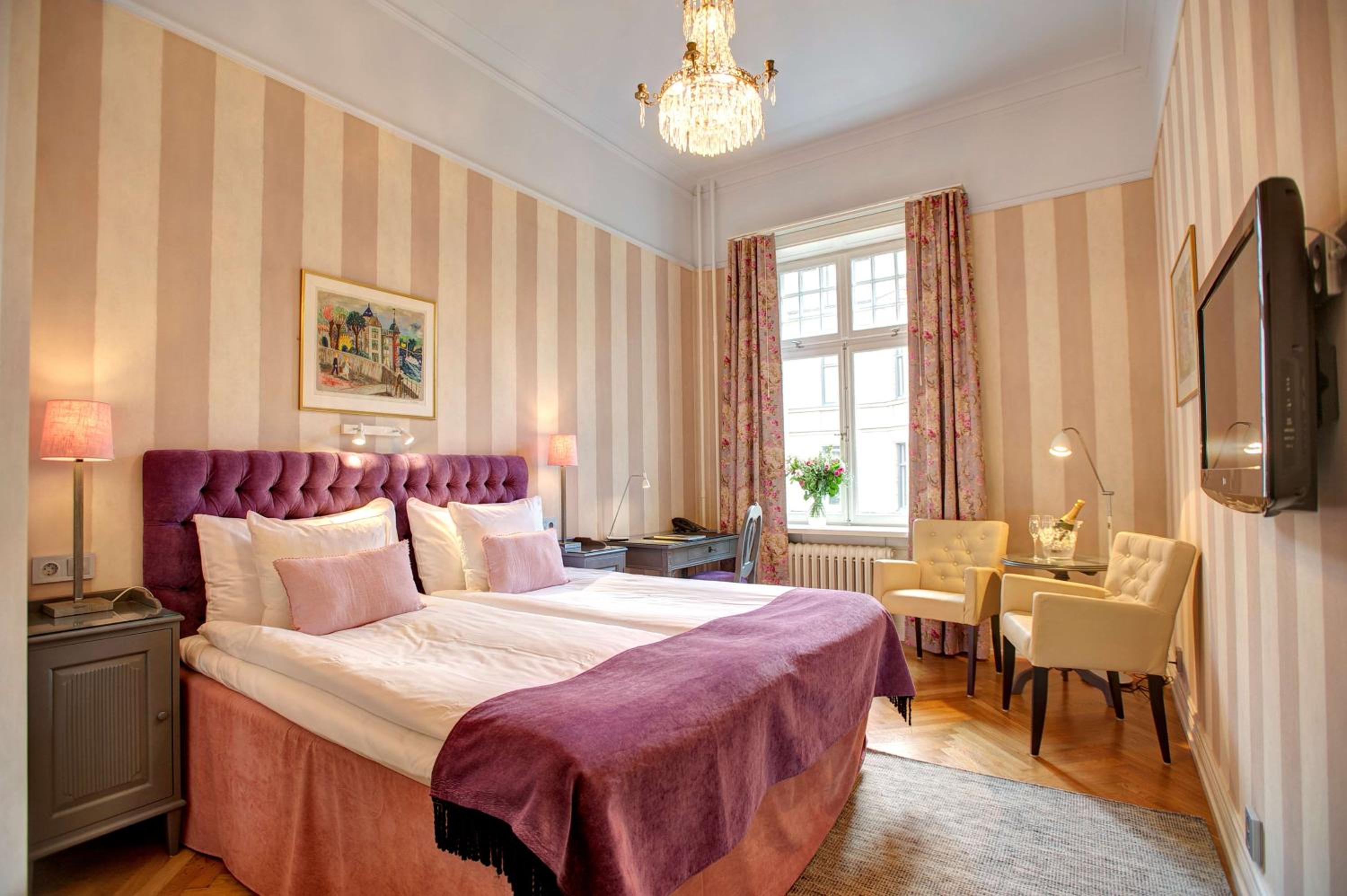 Deluxe Queen Room - Non-Smoking