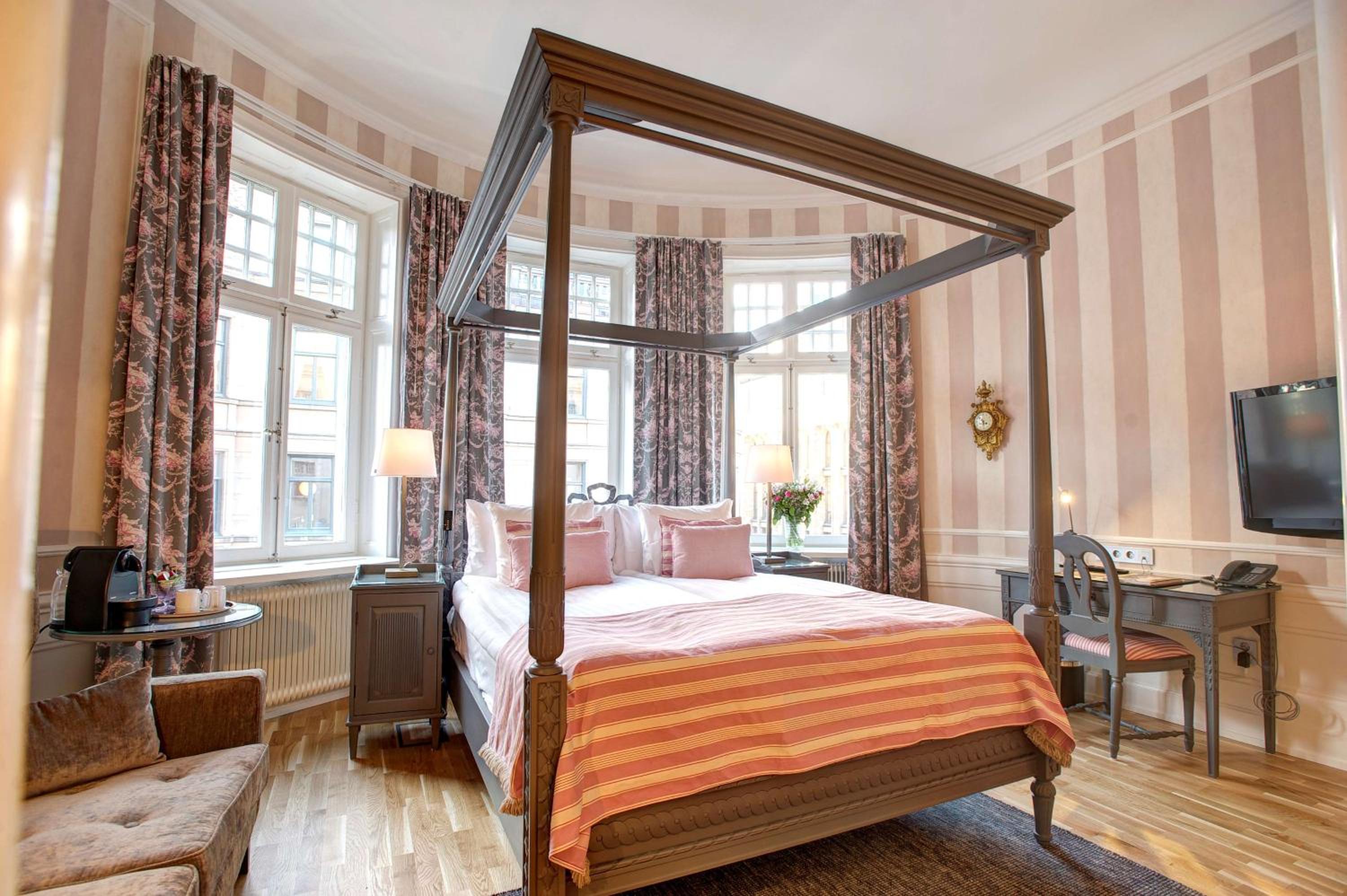 Deluxe Queen Room with Bath Tub