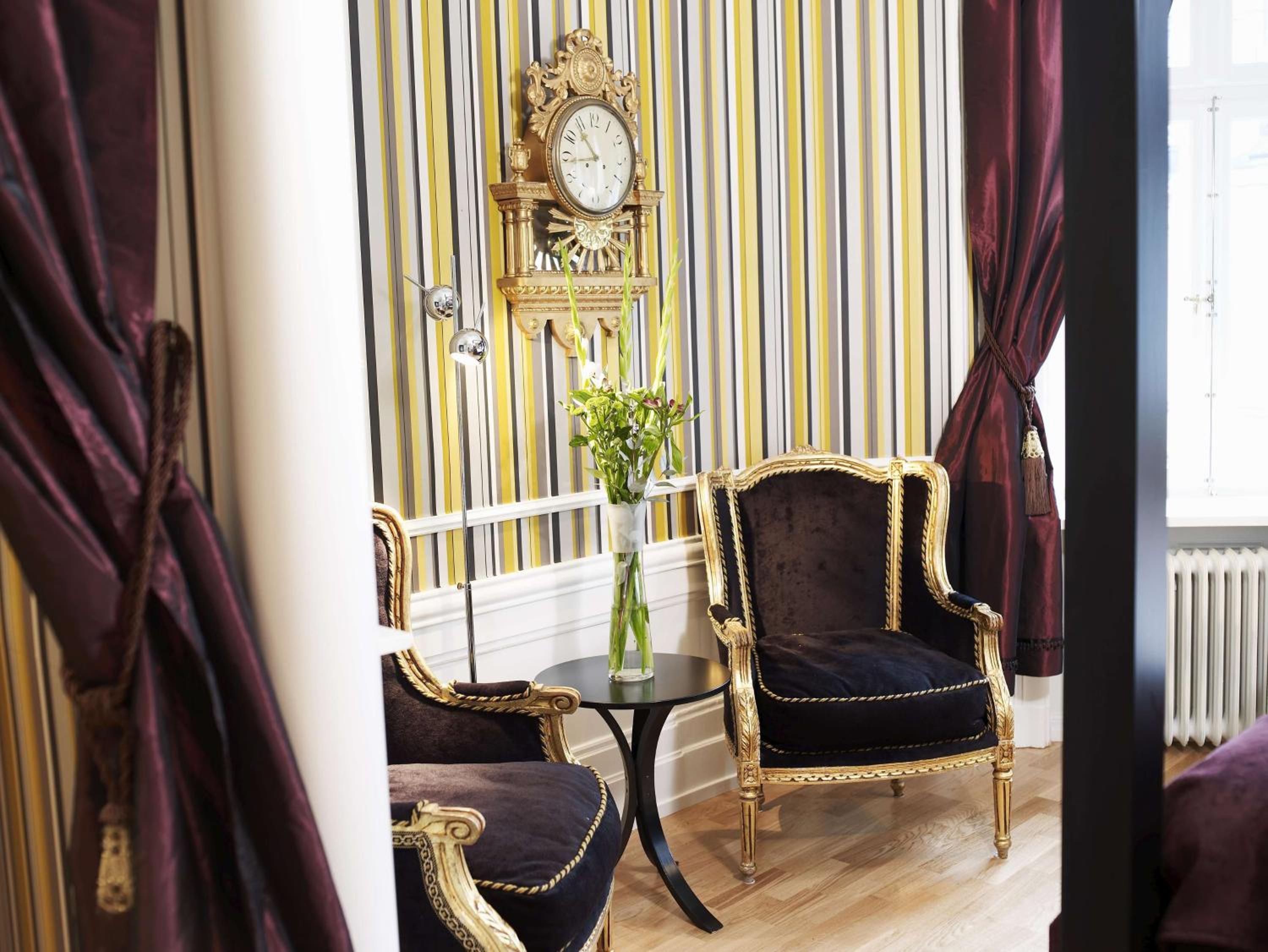 Deluxe Queen Room with Bath Tub - Photo 11