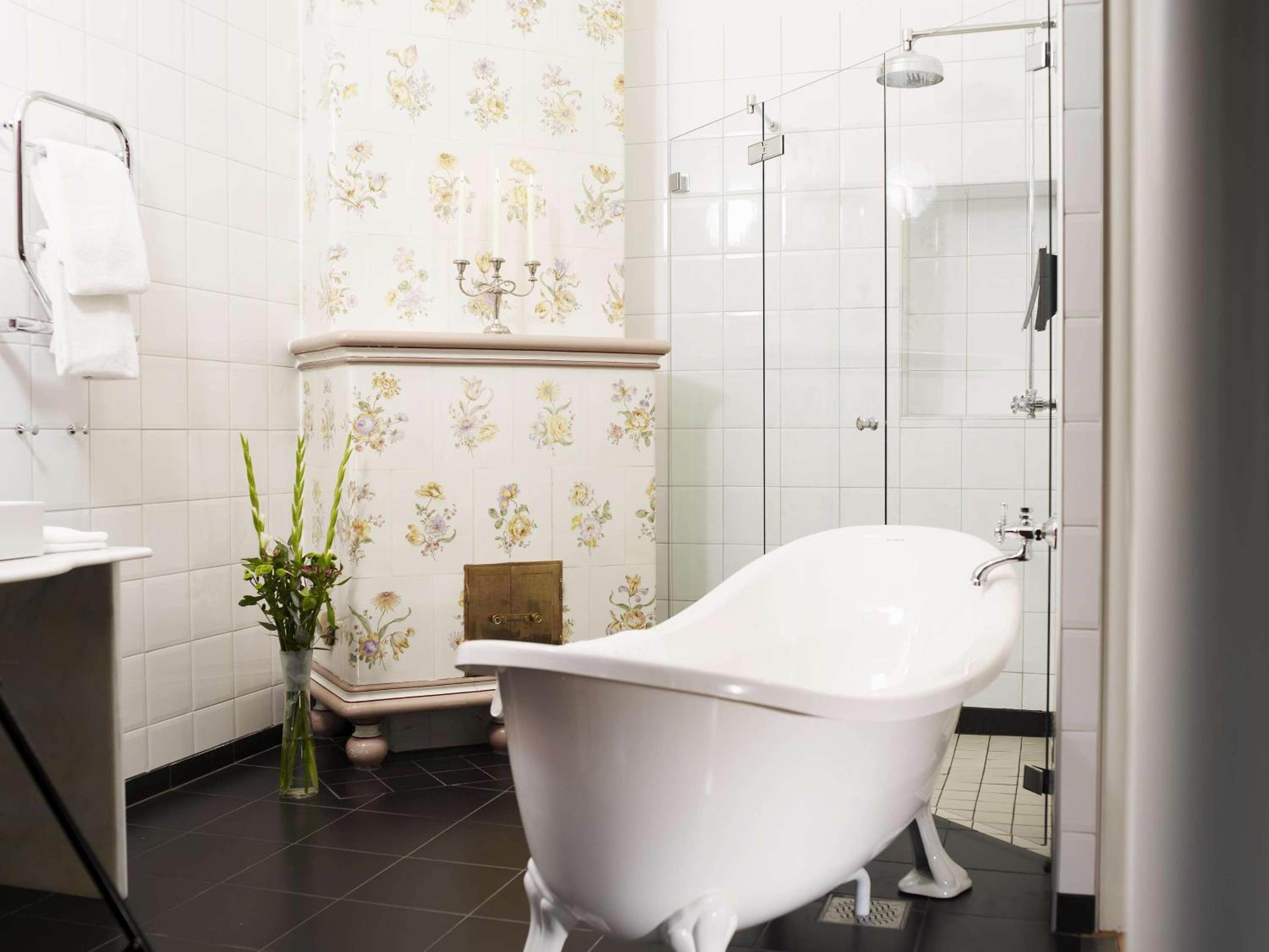 Deluxe Queen Room with Bath Tub - Photo 10