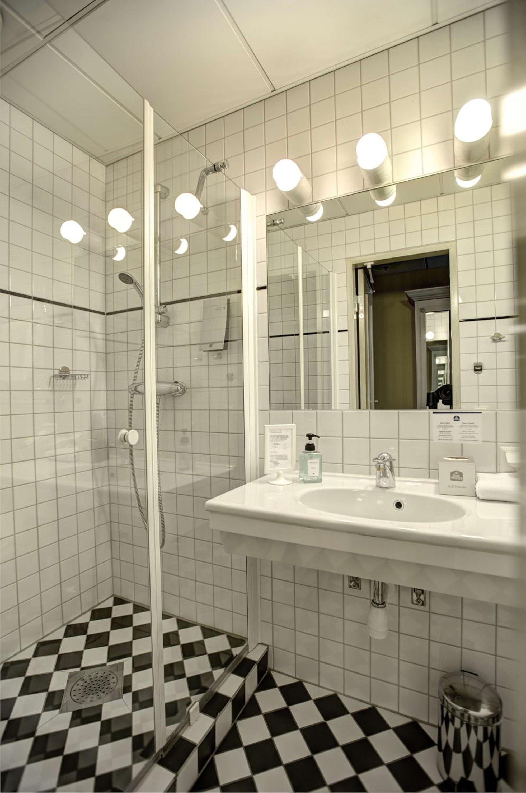 Standard Queen Room - Non-Smoking - Photo 10