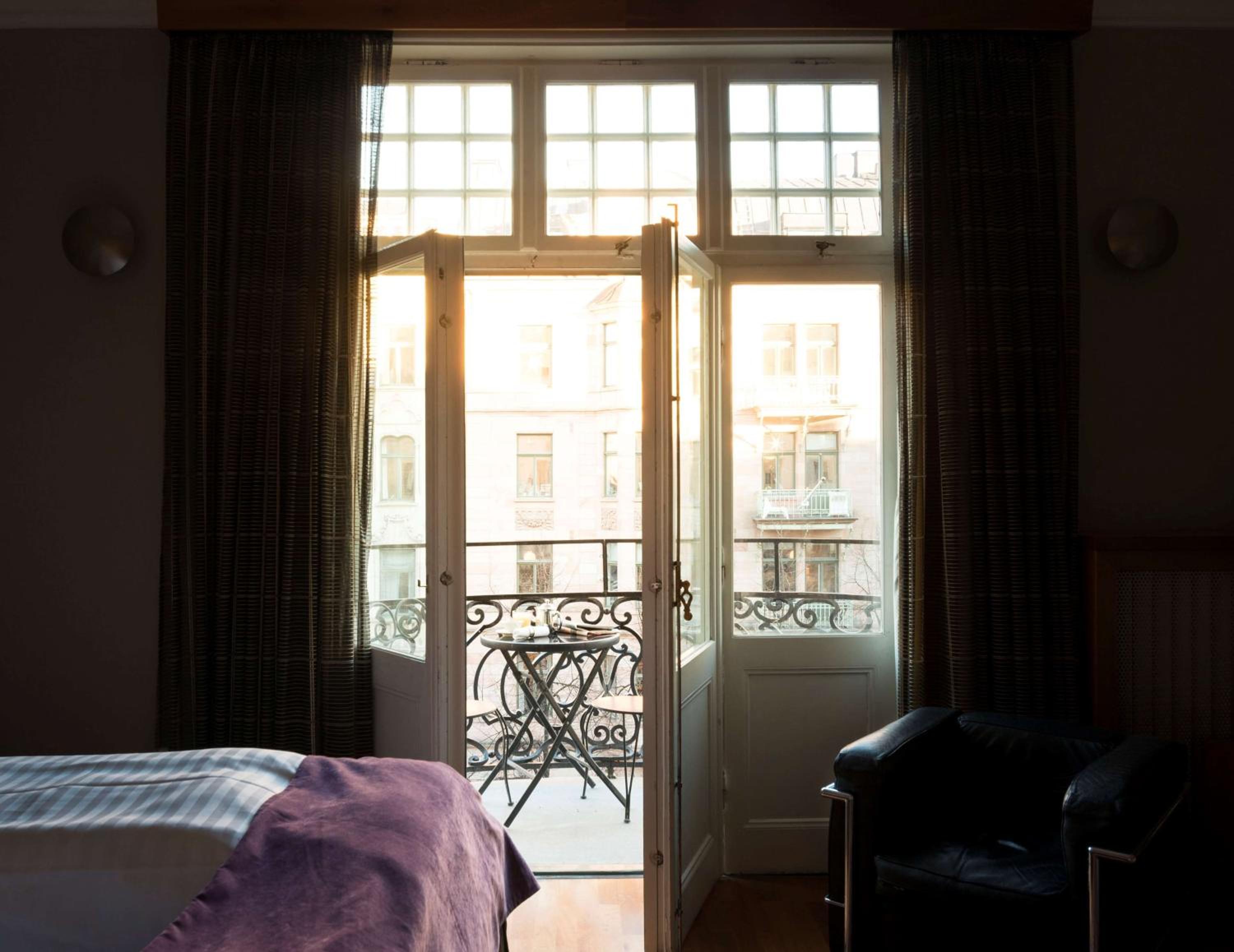 Deluxe King Room with Balcony - Non-Smoking