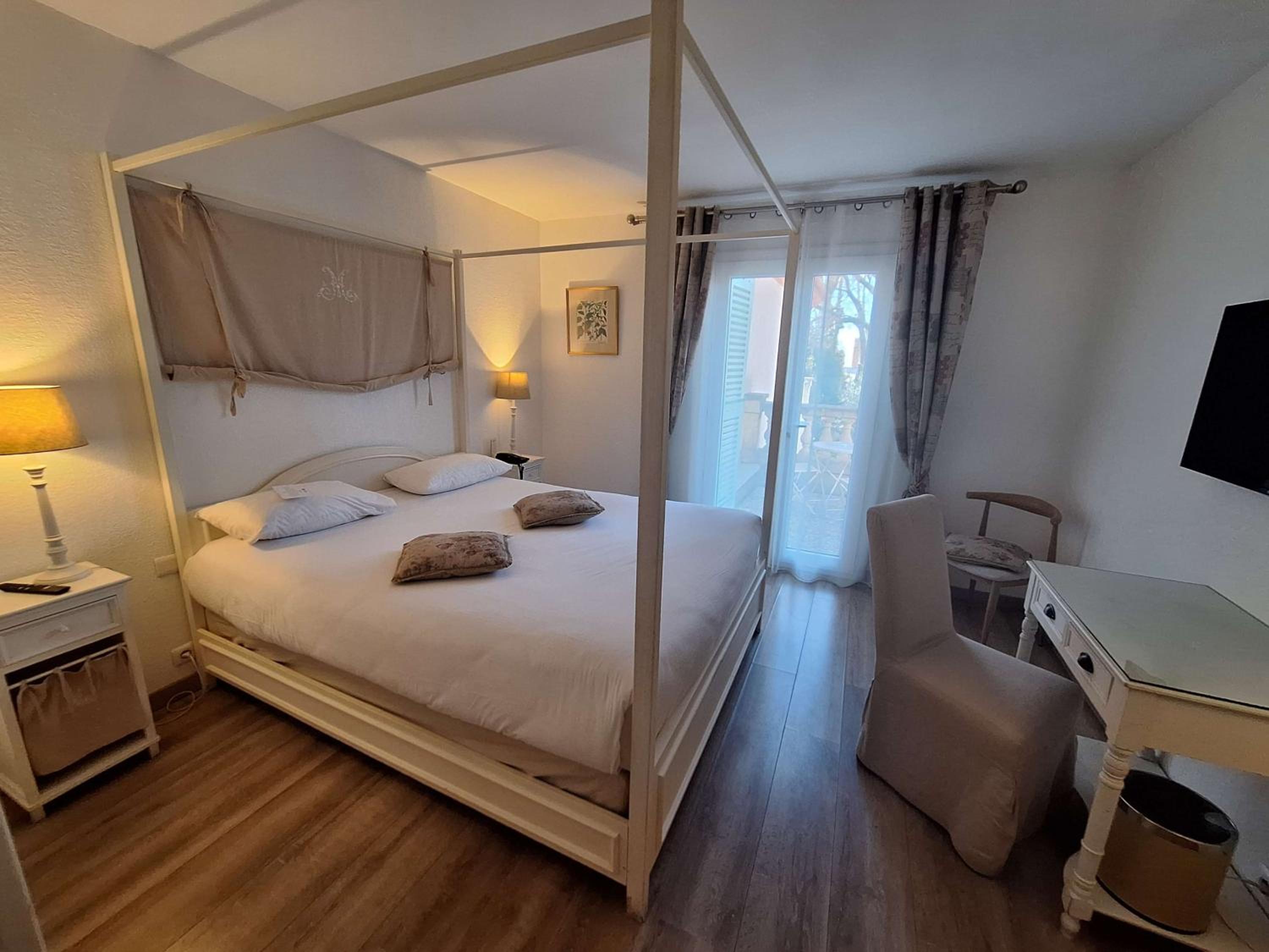 Superior Queen Room with Pool View