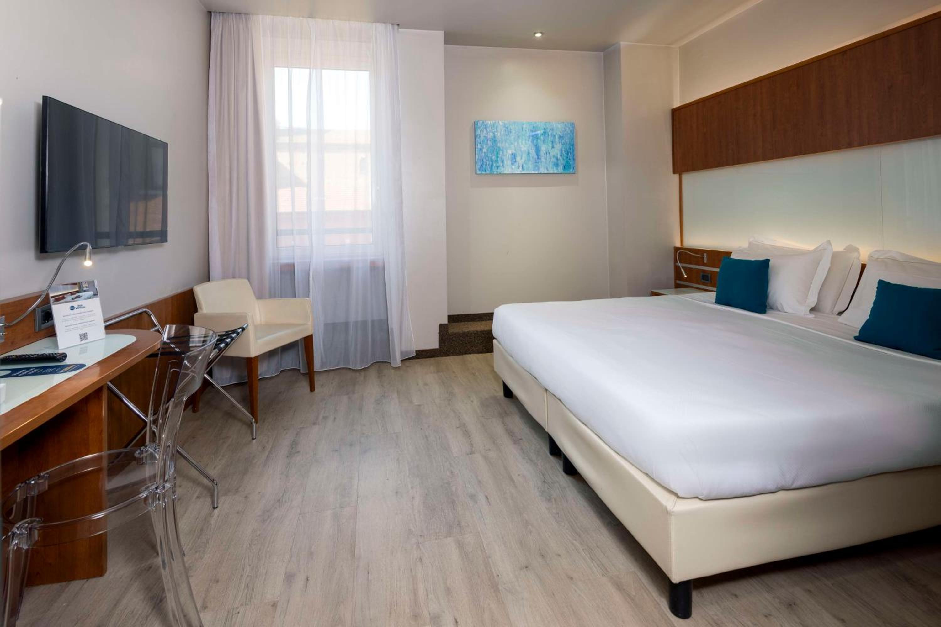 Standard Queen Room