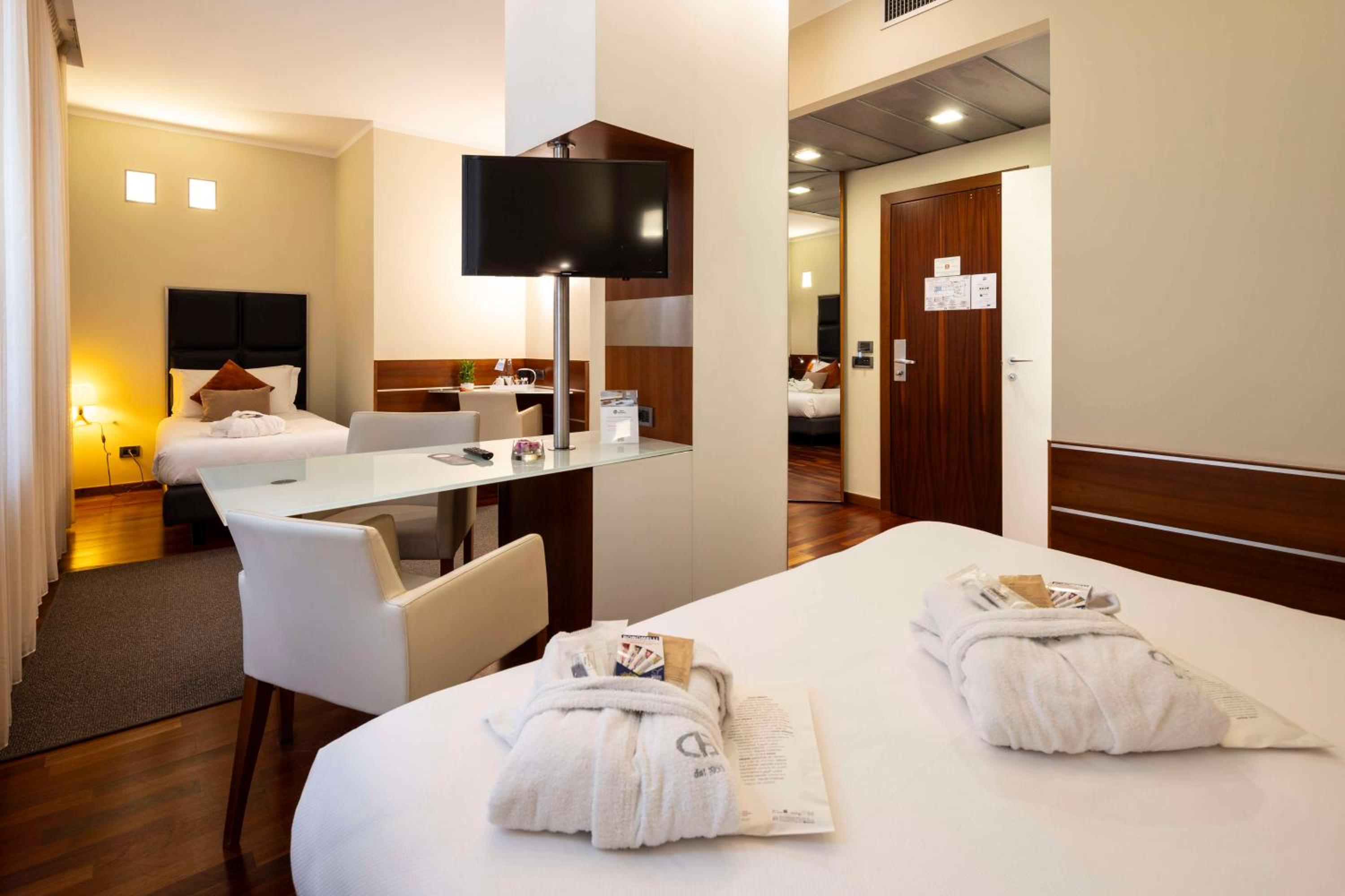 Junior Queen Suite