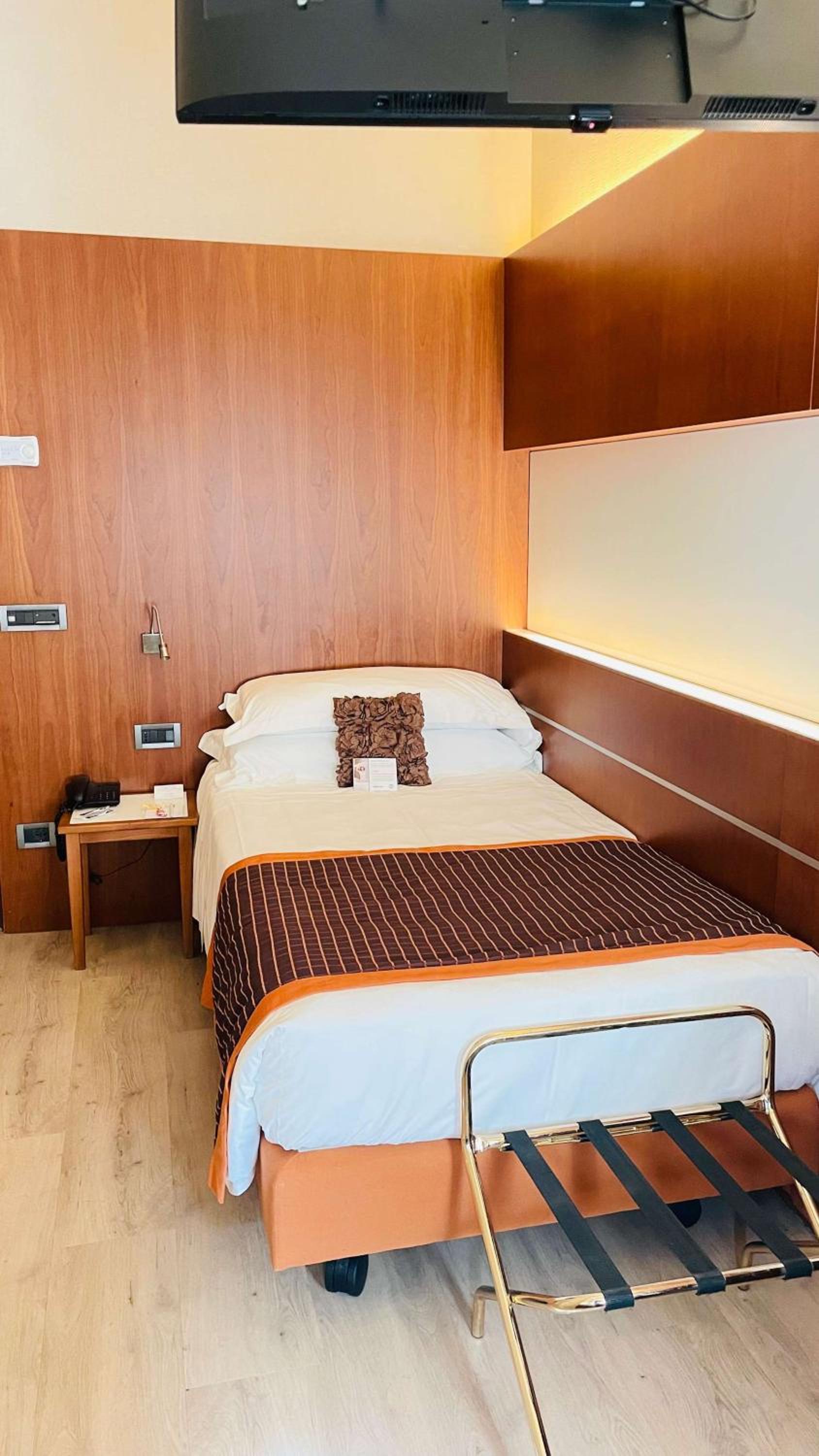 Standard Single Room thumbnail 5