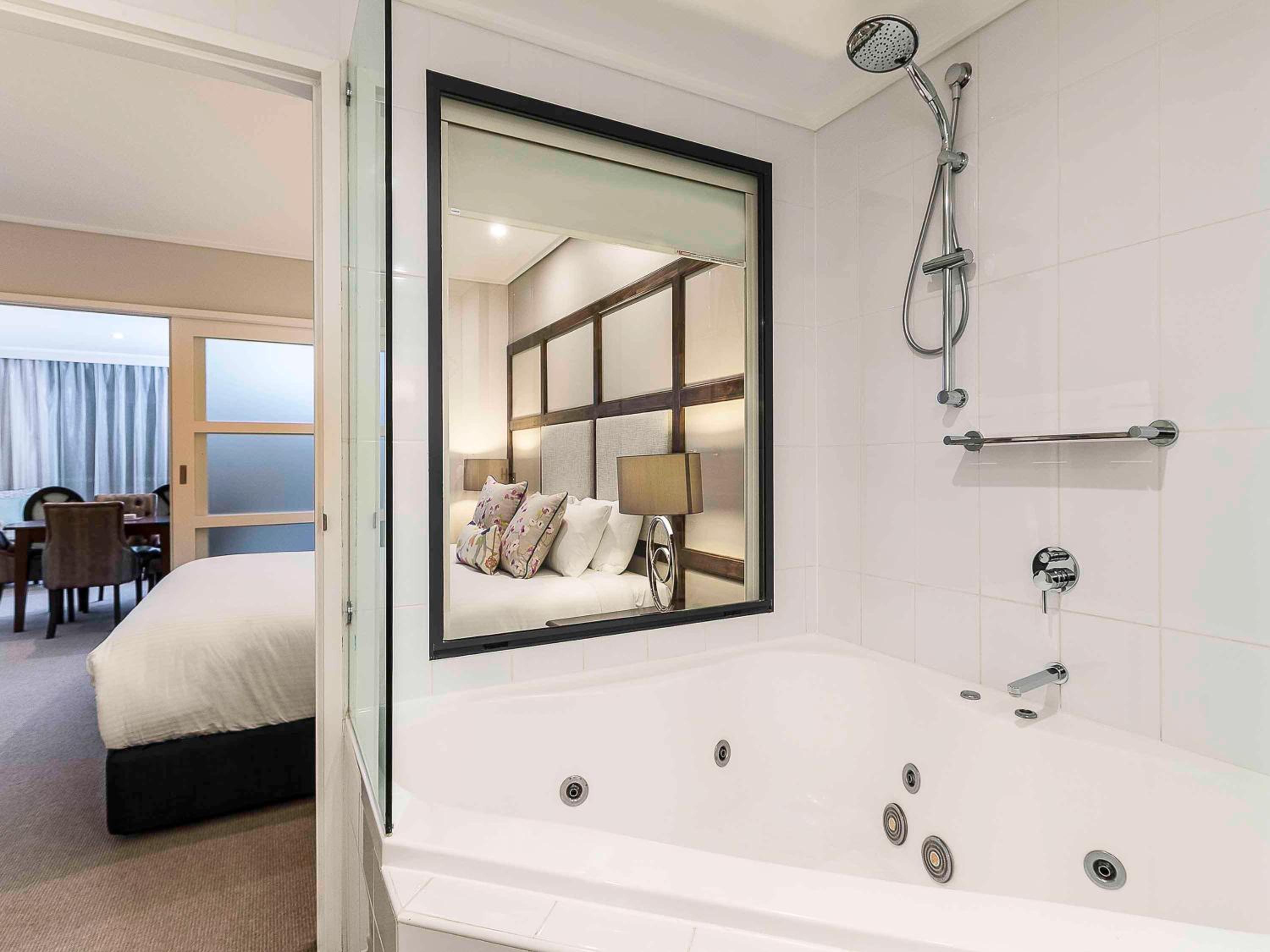 One-Bedroom Apartment with One King Bed photo 2