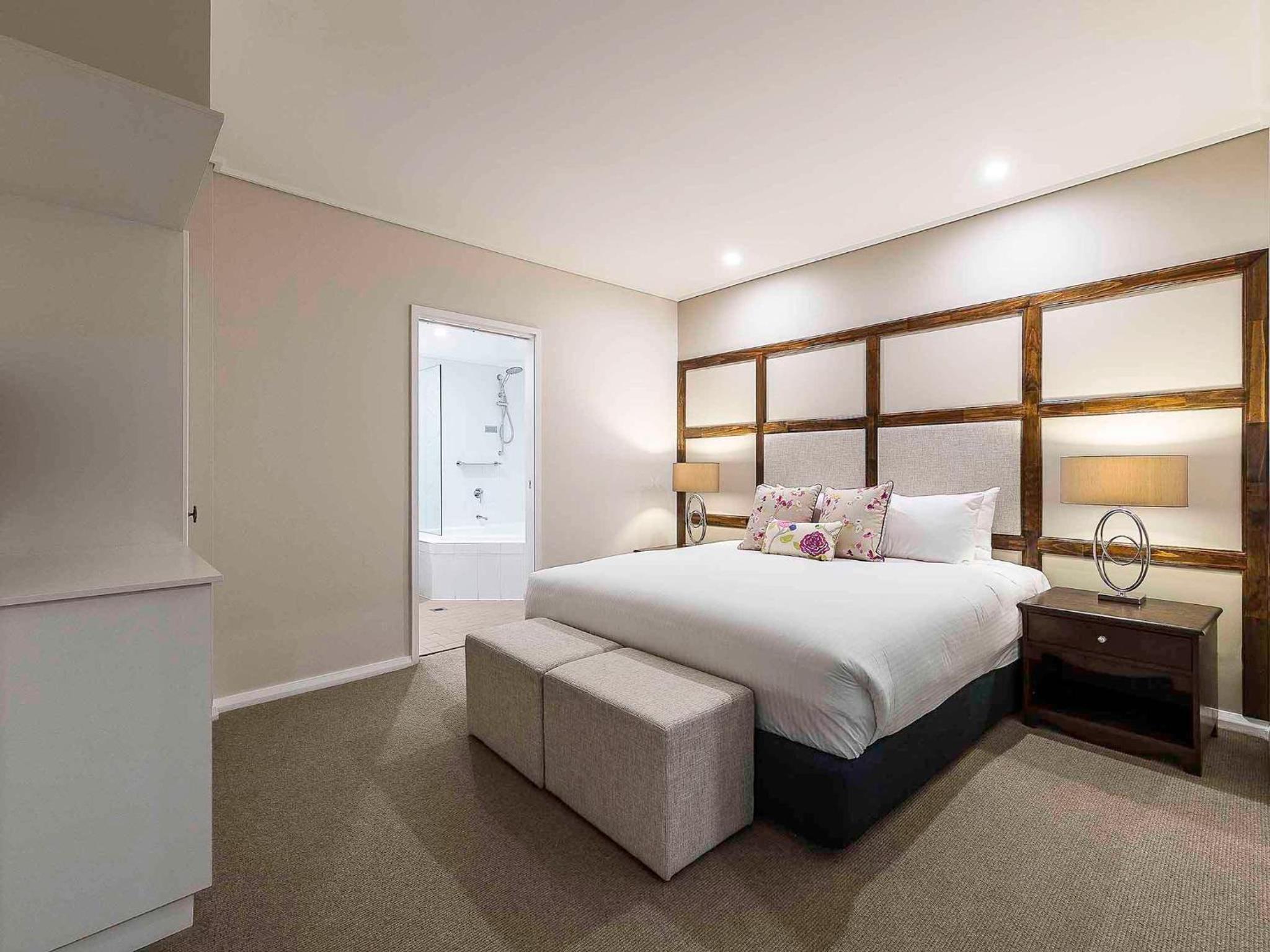 Two-Bedroom Apartment with One King and Two Single Beds photo 1