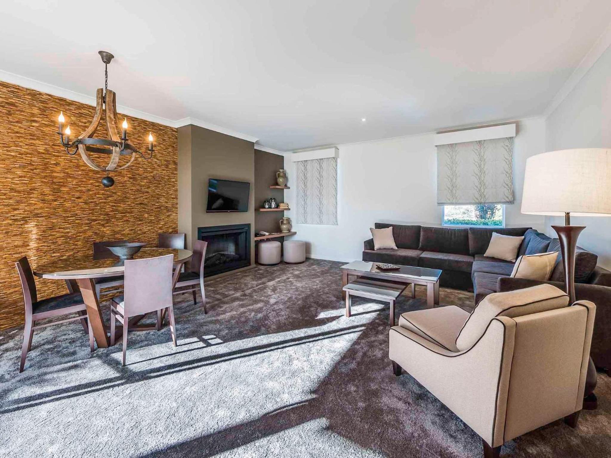 Two-Bedroom Apartment with One King and Two Single Beds photo 2