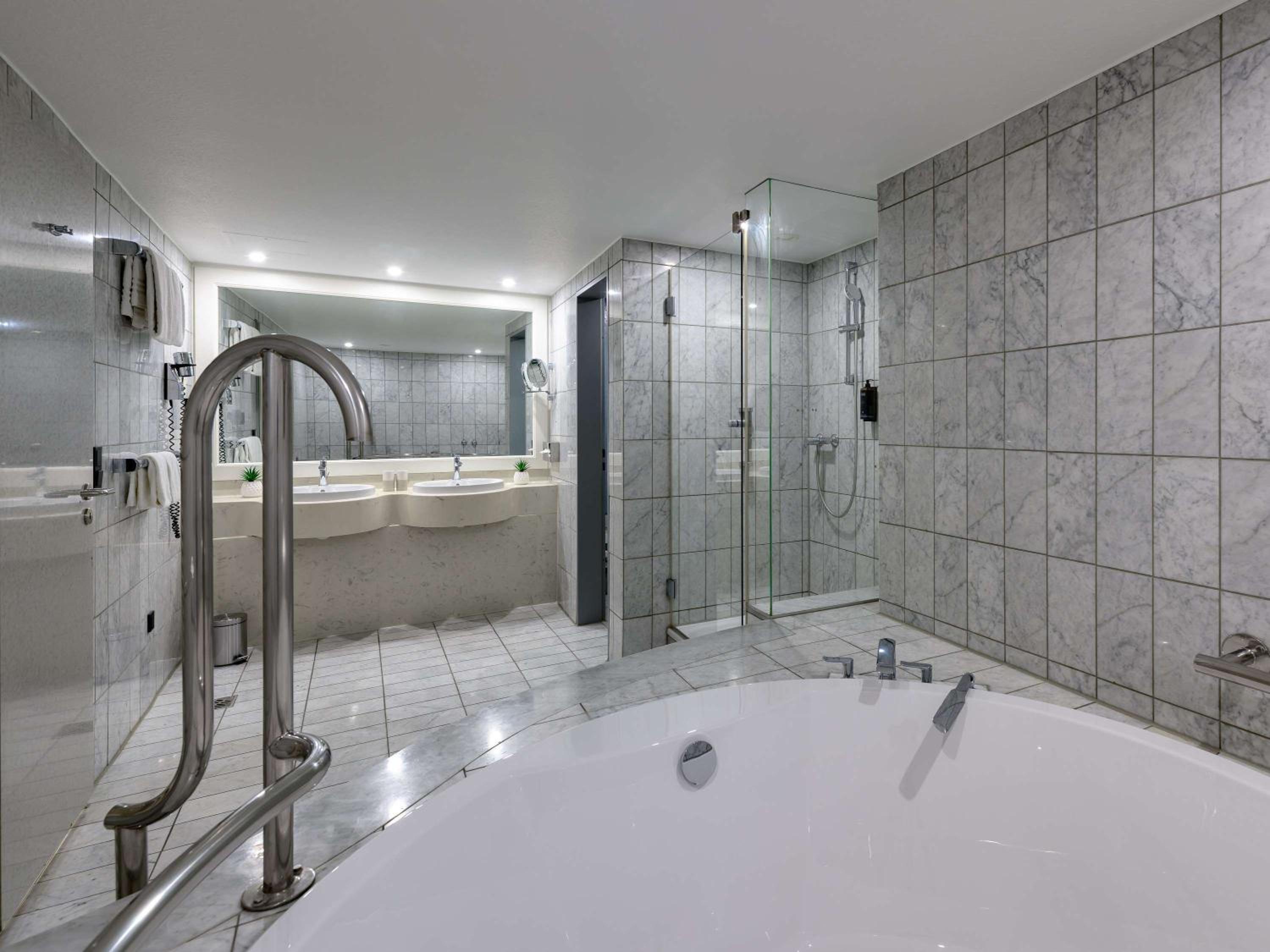 Executive Suite with King bed - Photo 4
