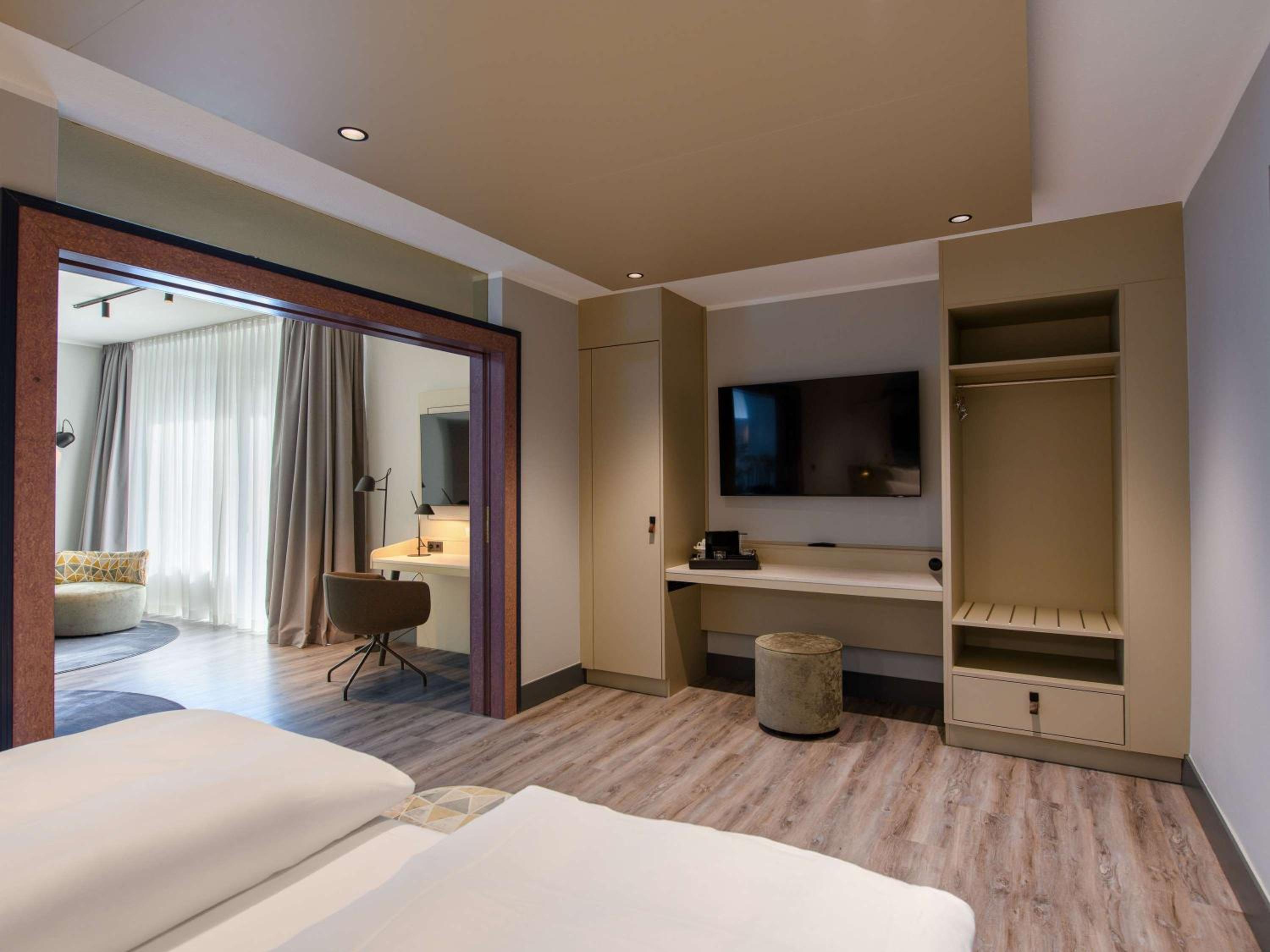 Executive Suite with King bed - Photo 8