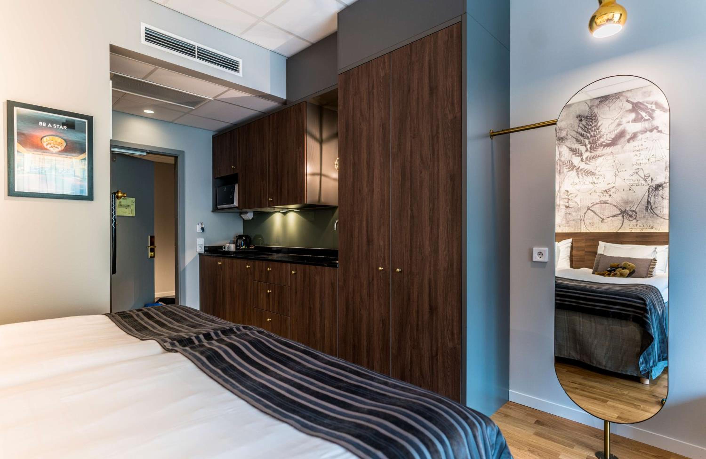 Quadruple Family Room with Kitchenette - Photo 4