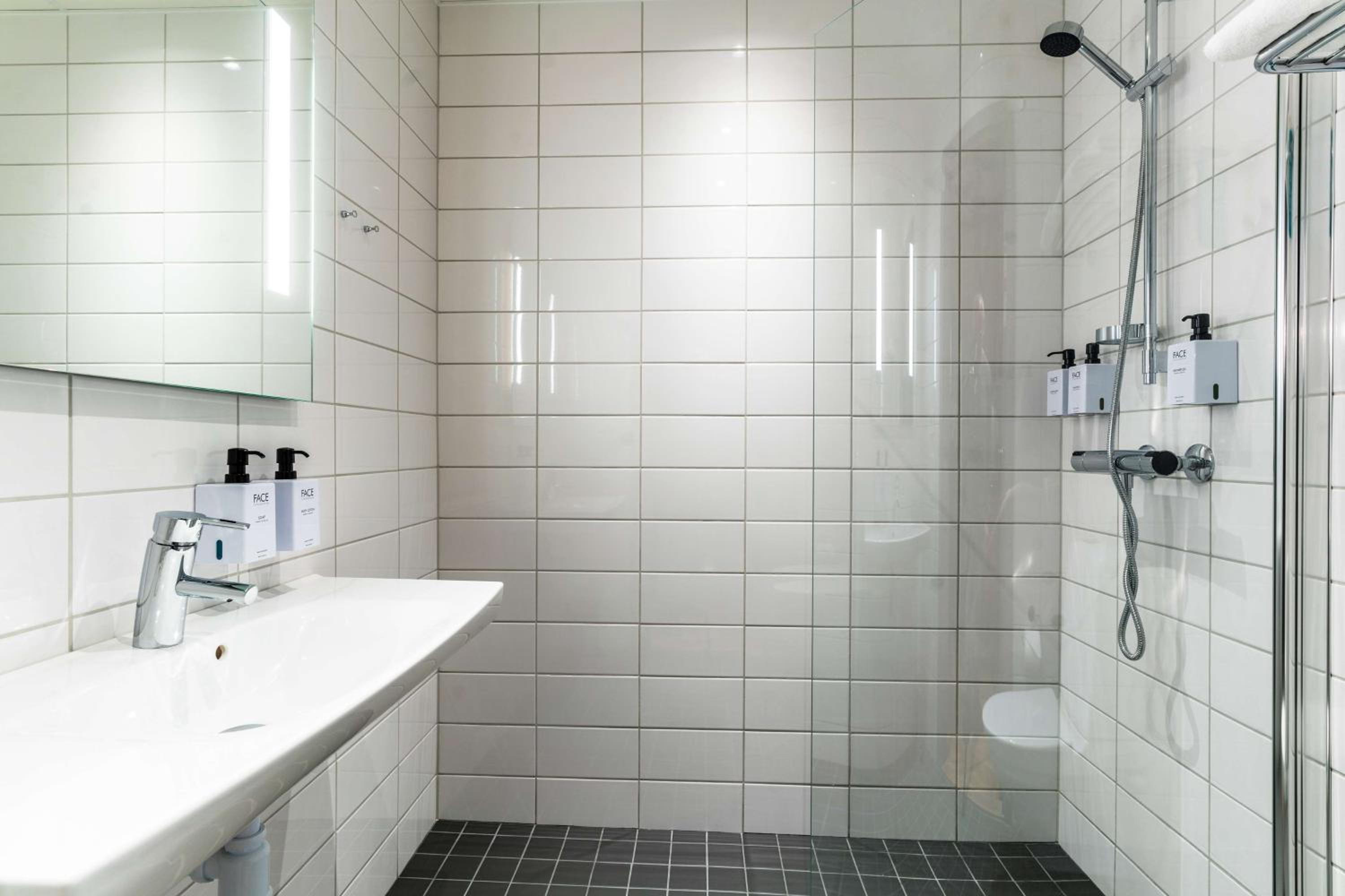 Standard Double or Twin Room - Photo 4